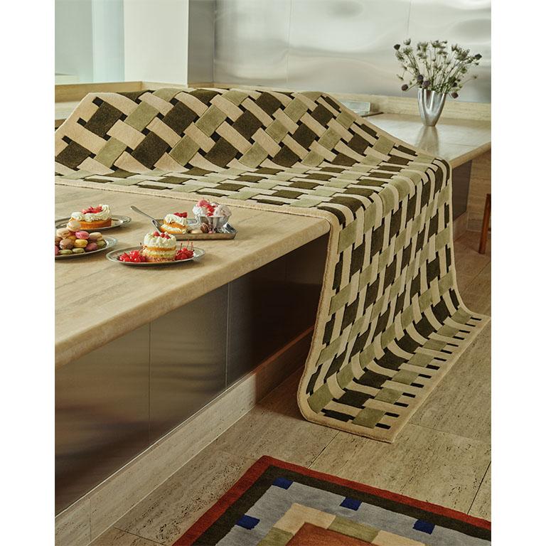 La collection de tapis Plaid présente une version moderne des motifs écossais classiques. Parfait pour ajouter une palette de couleurs fraîches et un charme sophistiqué aux espaces modernes. Un design intemporel pour une expérience visuellement