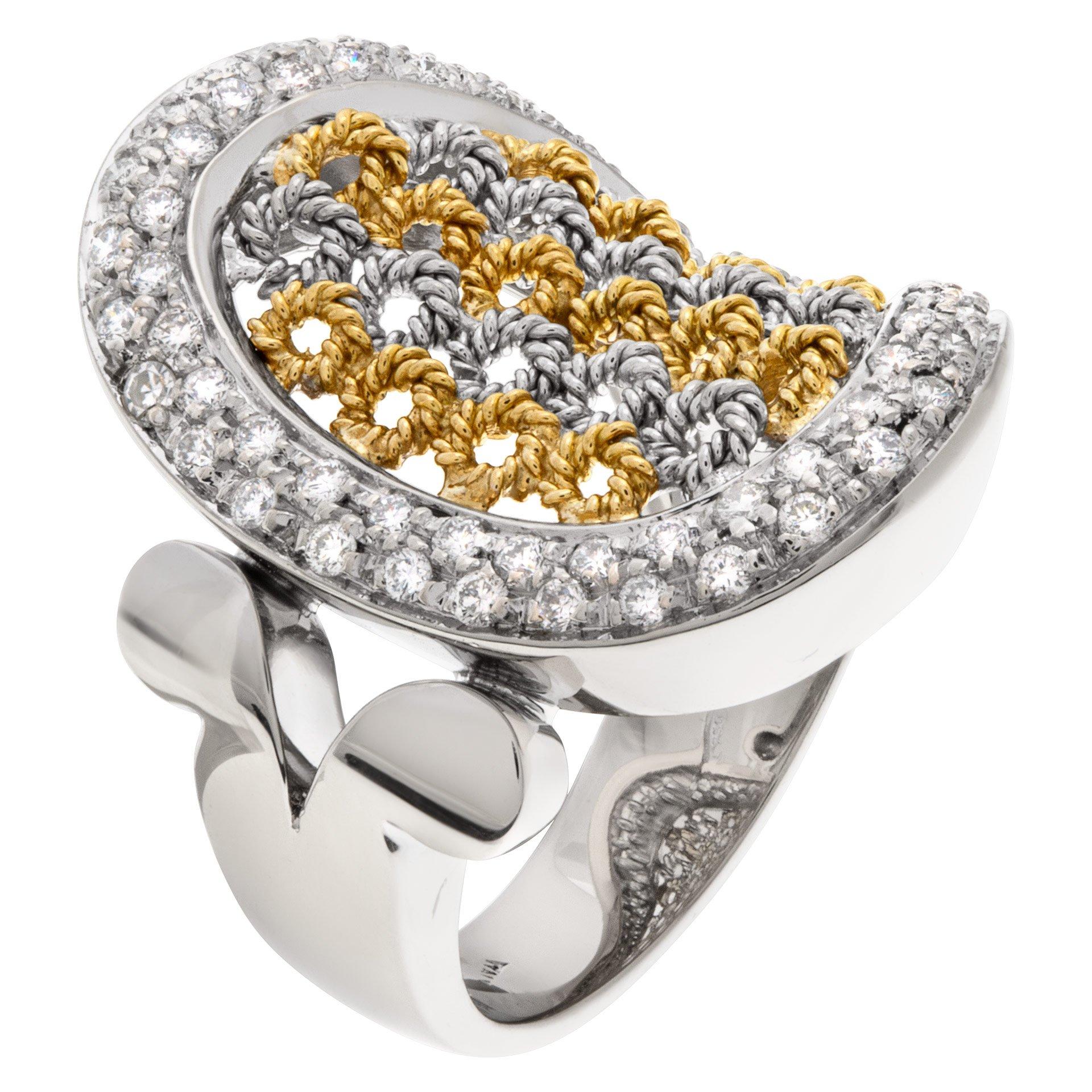 Bague panier tissé en or blanc et jaune 18 carats avec diamants pavés entourés Excellent état - En vente à Surfside, FL