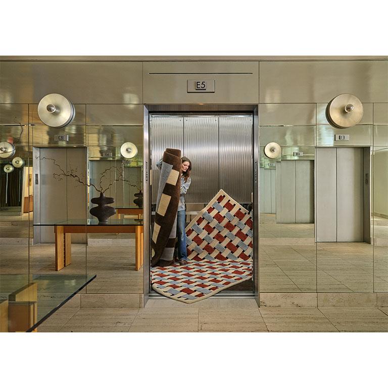 La collezione di tappeti Plaid presenta una rivisitazione moderna dei classici motivi plaid. Perfetto per aggiungere una tavolozza di colori freschi e un fascino sofisticato agli spazi moderni. Un design senza tempo per un'esperienza visiva e