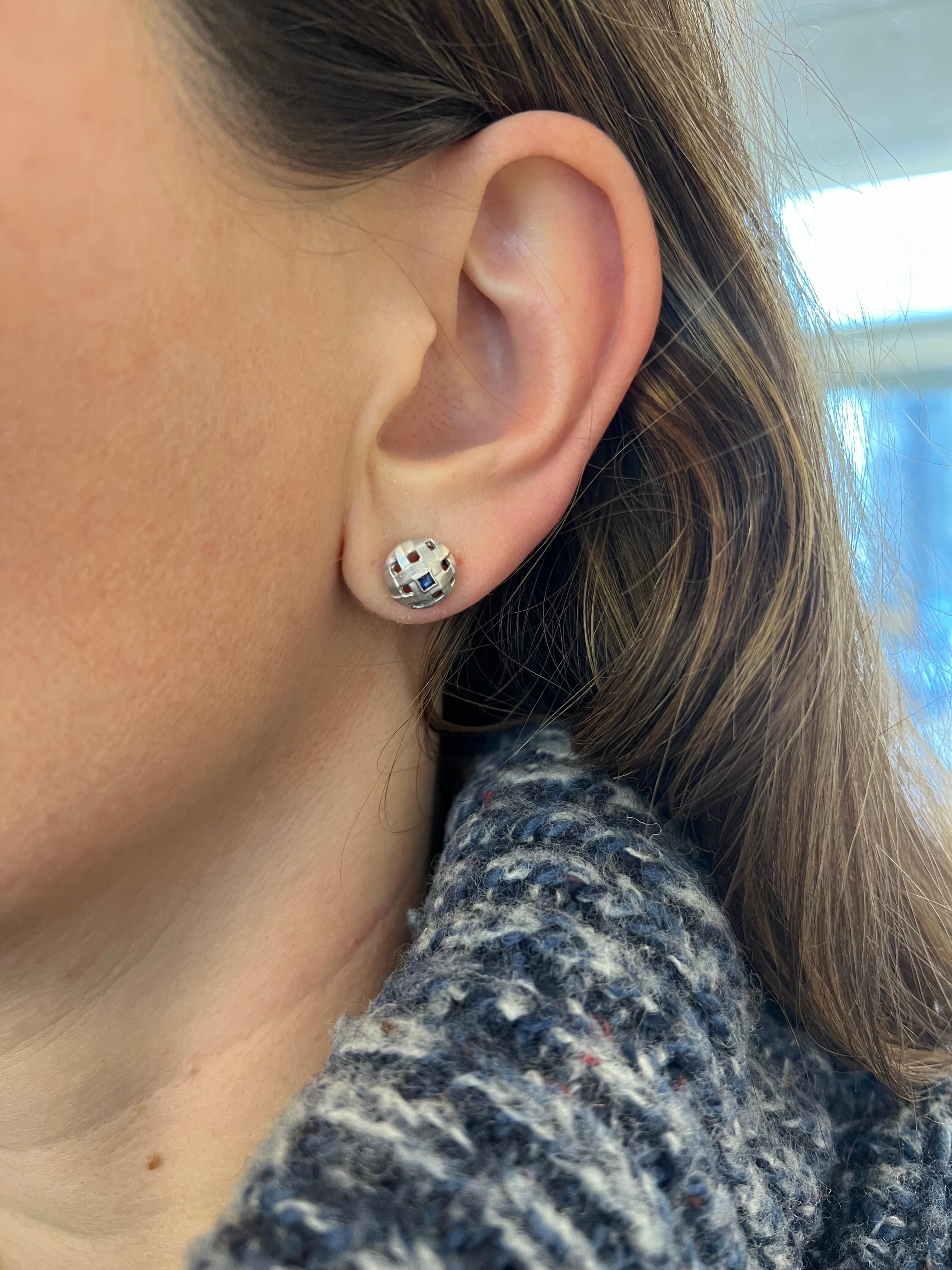 Basket Weave Stud Earrings with Square Sapphire White Gold In New Condition For Sale In New York, NY