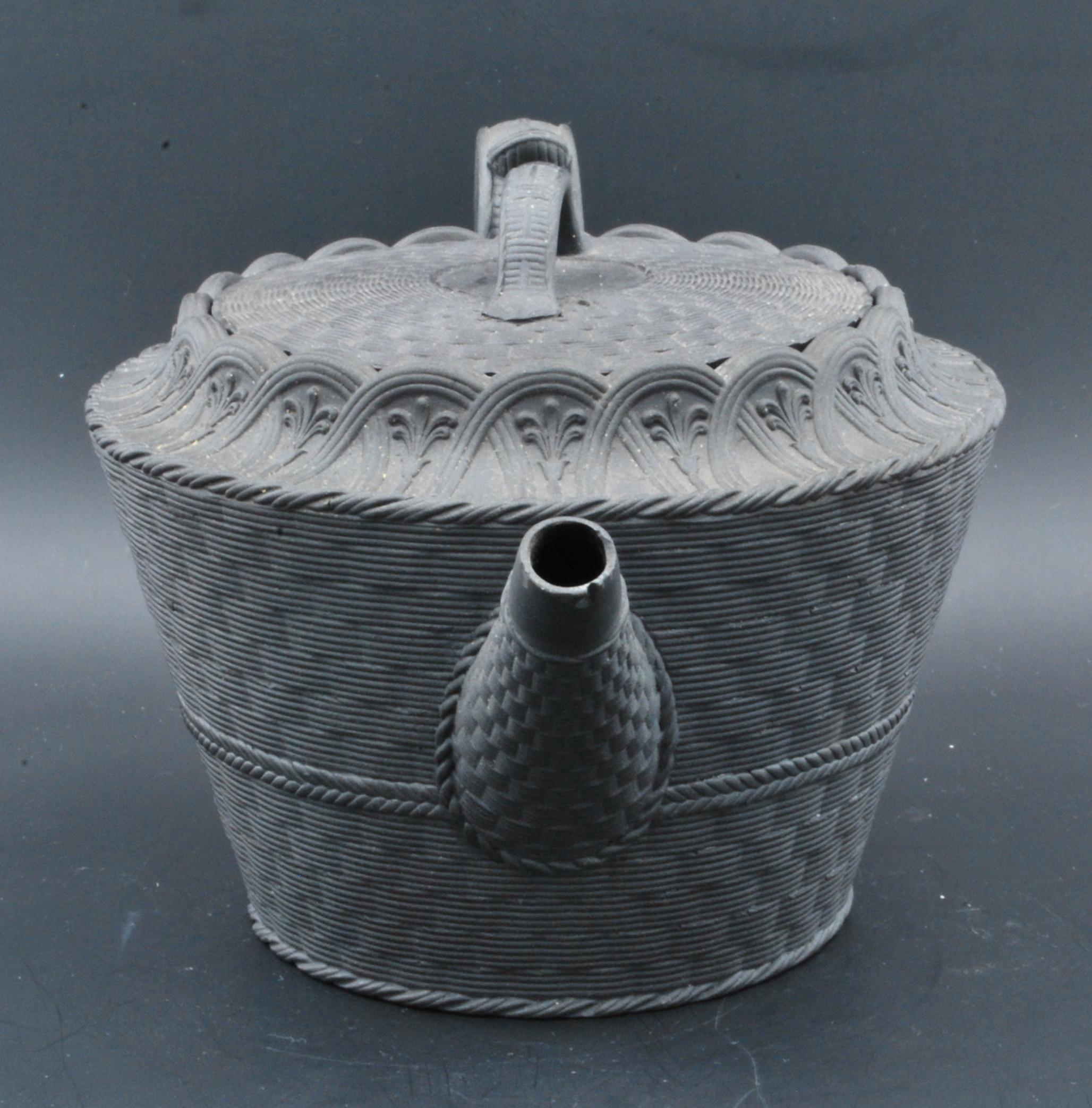 Teekanne aus schwarzem Basalt mit Korbgeflechtgeflecht, Wedgwood, um 1790 (Neoklassisch) im Angebot