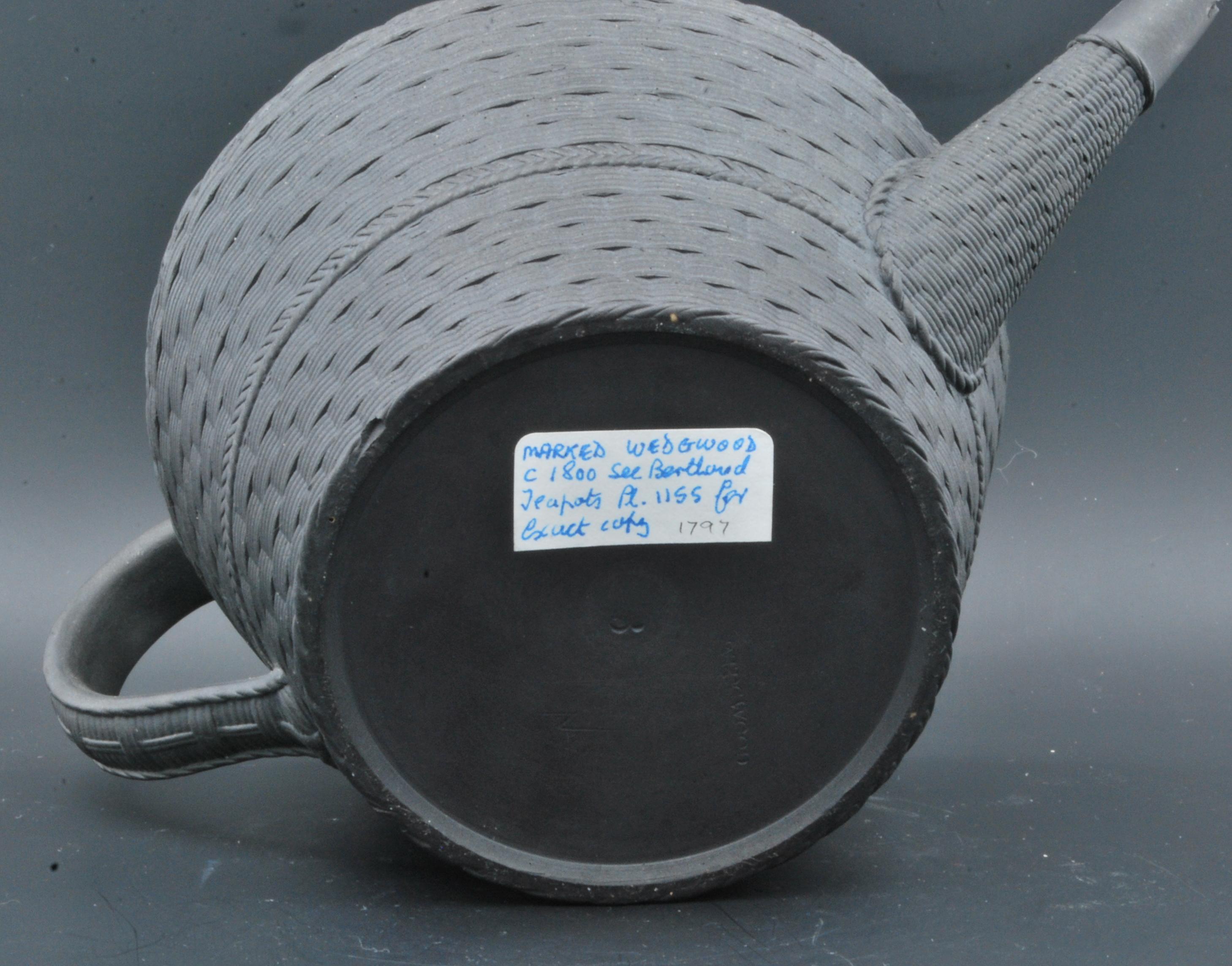 Teekanne aus schwarzem Basalt mit Korbgeflechtgeflecht, Wedgwood, um 1790 (Geformt) im Angebot
