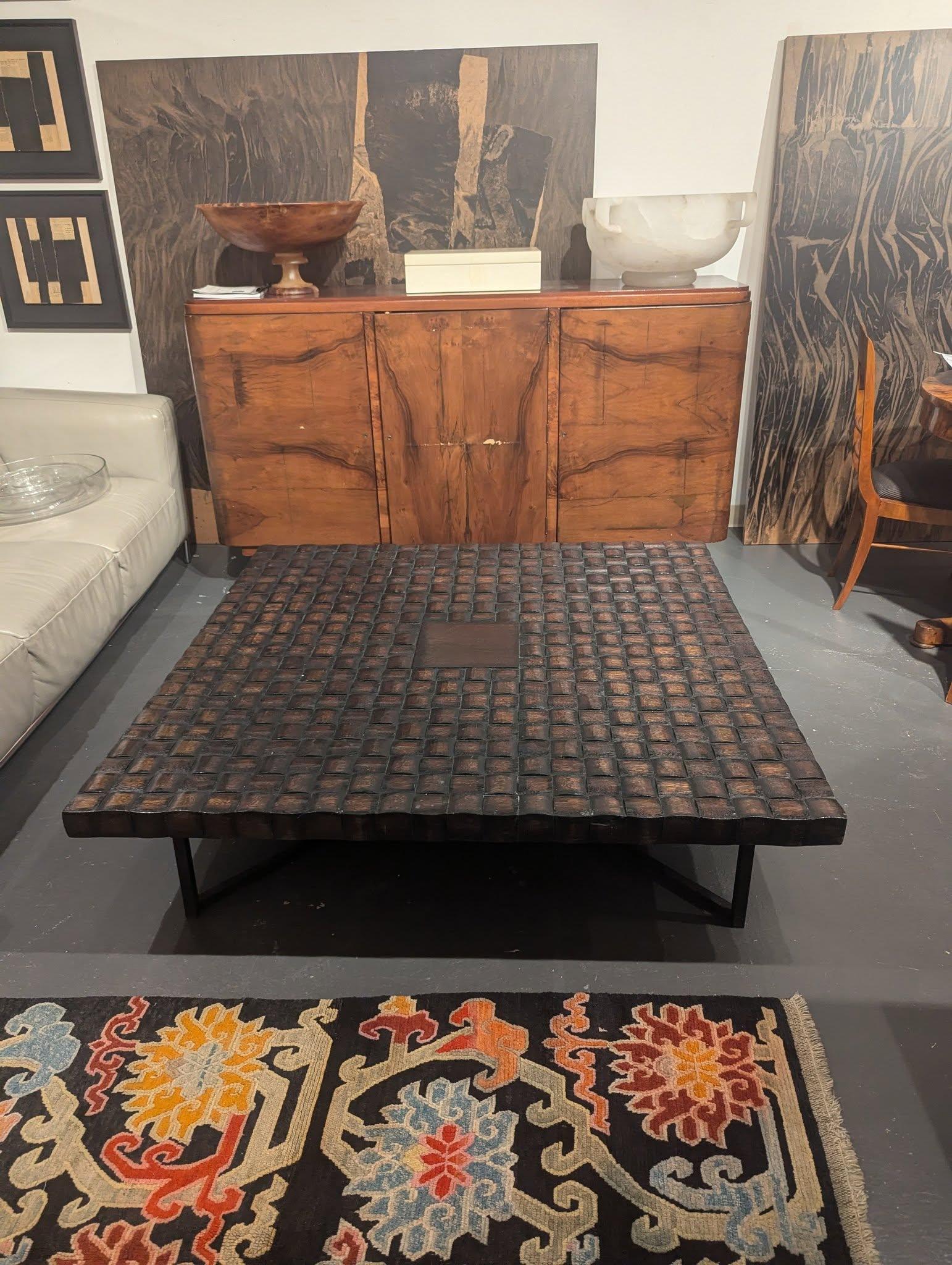 Table basse en bois courbé tressé verni.  dans un simple motif de vannerie, avec des pieds croisés et entrecroisés en fer forgé. 

Il mesure 54