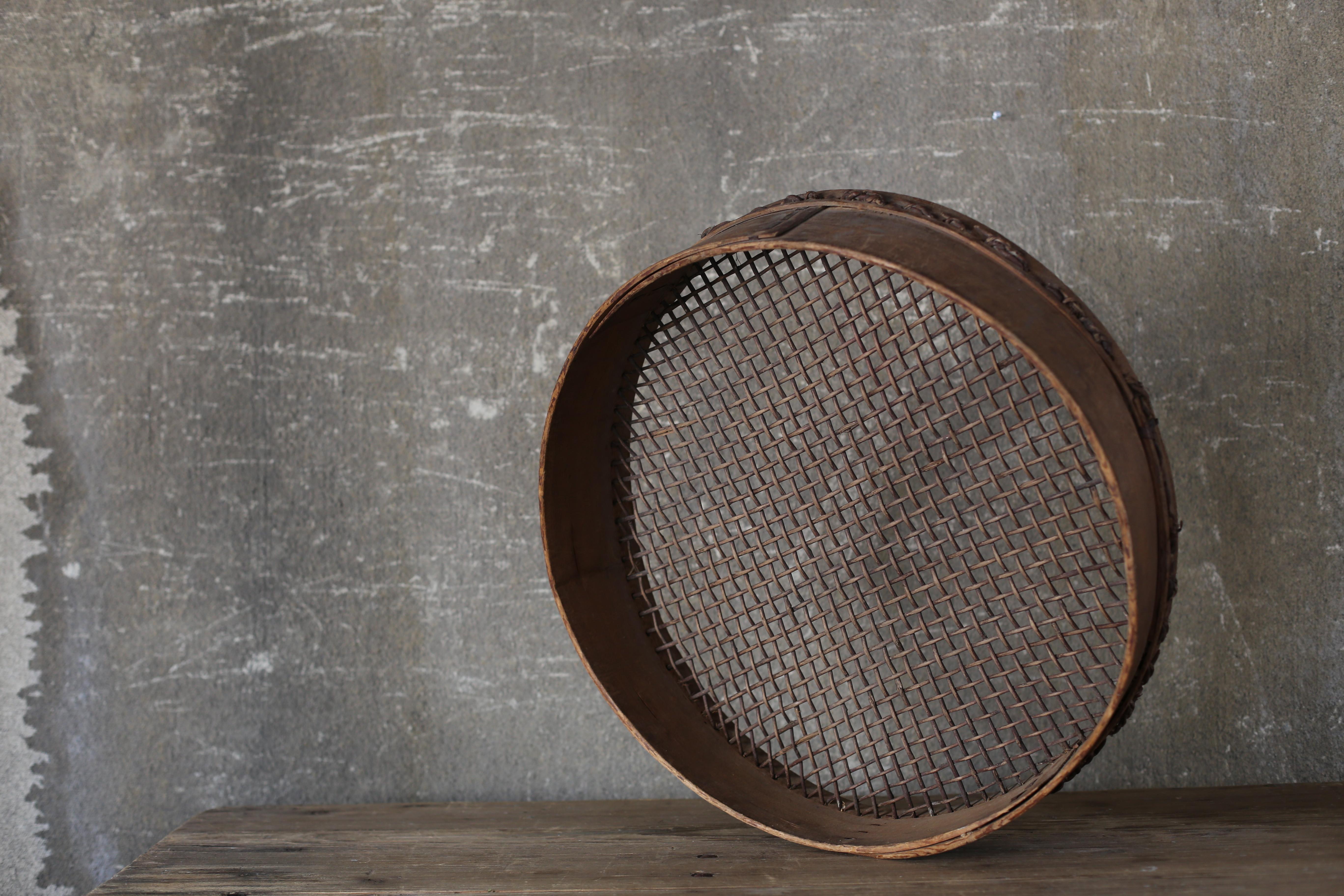 It is an old Japanese basket.
It seems that it was used to dry something.
A charming object with a wabisabi atmosphere.
The shadows are very nice when you lean against the wall or hang it for display.

This item is a basket with a good