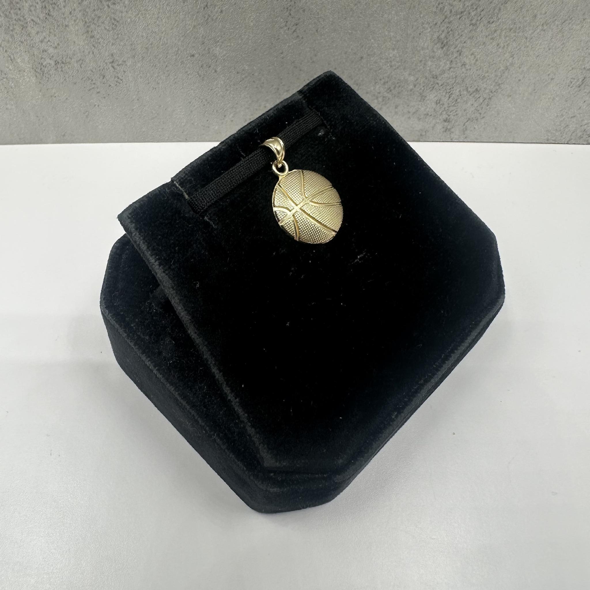 Este deportivo Colgante de Baloncesto en oro amarillo de 14 quilates presenta un diseño detallado, perfecto para los entusiastas del deporte. Con un peso de 1,04 gramos, es ligero y cómodo para llevarlo a diario. La fianza interior mide