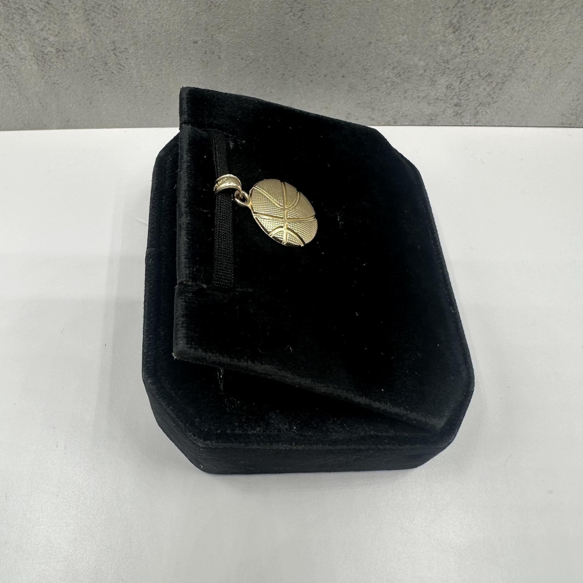 Colgante de baloncesto en oro amarillo de 14 quilates - 1,04 g, se ajusta a una cadena pequeña, estado nuevo en Nuevo estado para la venta en West Hempstead, NY