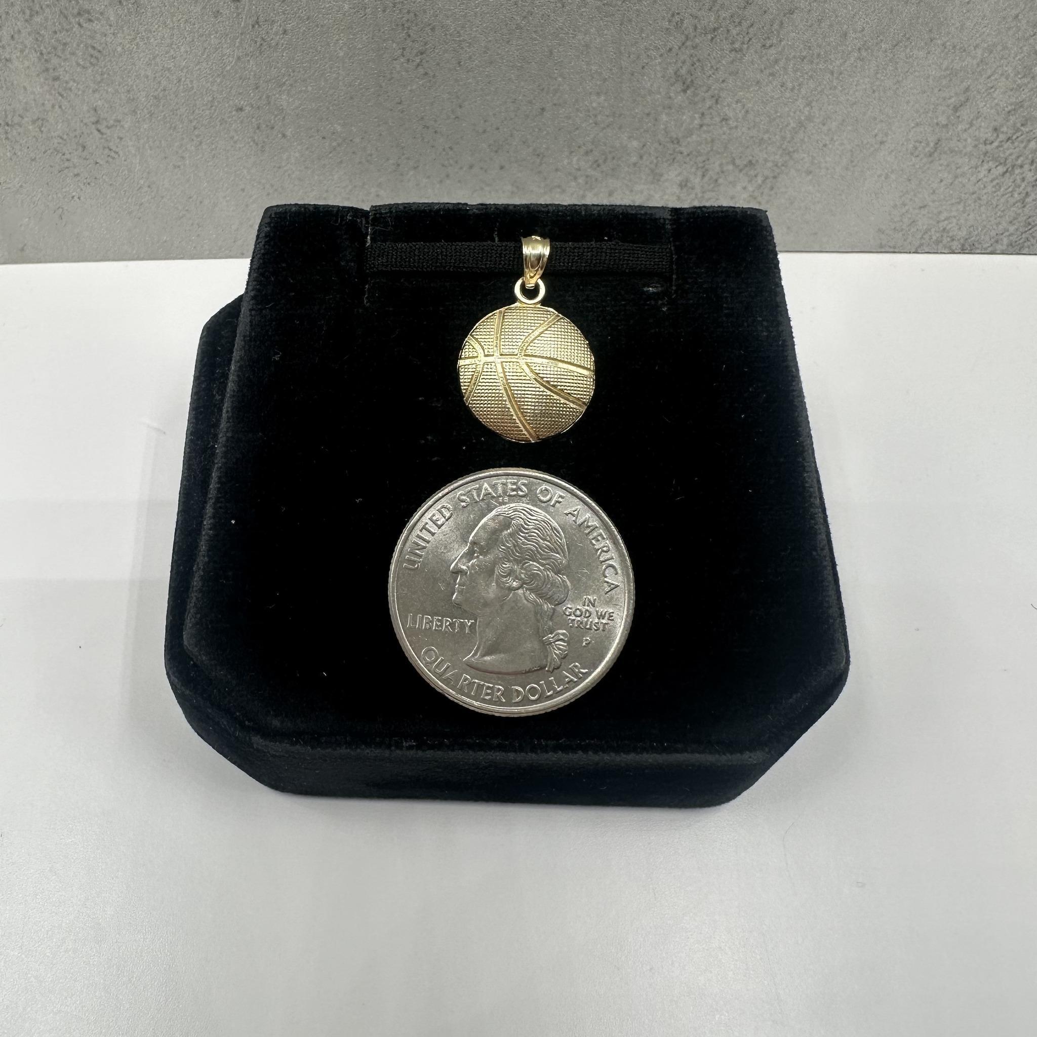 Femenino o masculino Colgante de baloncesto en oro amarillo de 14 quilates - 1,04 g, se ajusta a una cadena pequeña, estado nuevo en venta