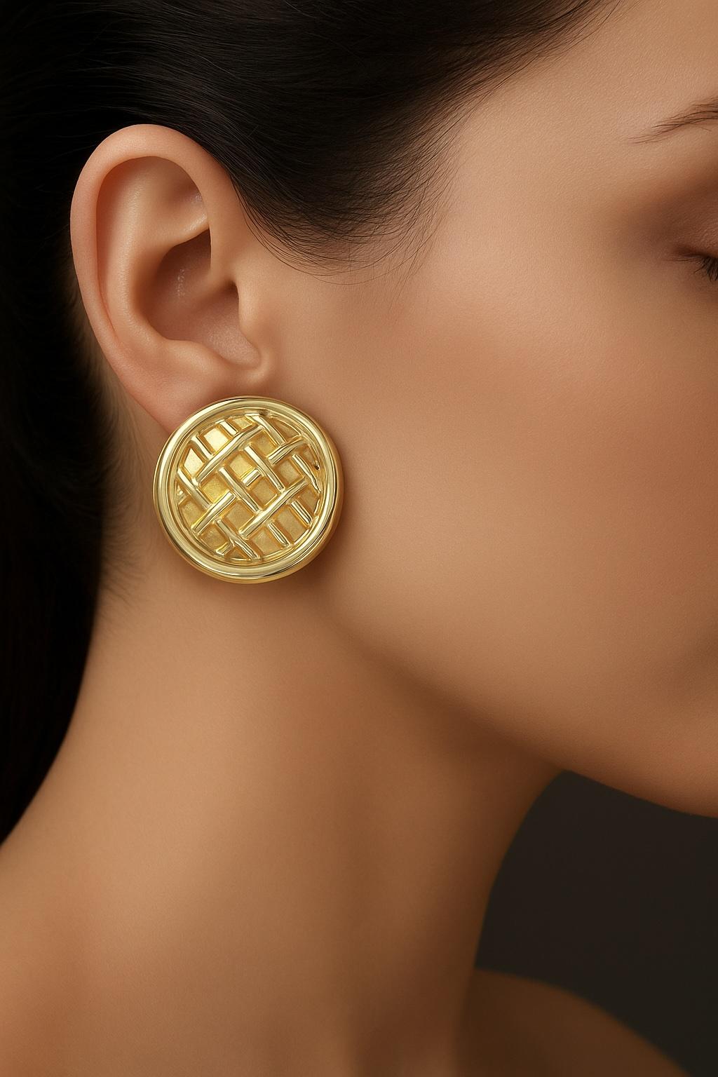 ♥ Sommaire du produit ♥

Détails : Design/One en forme de panier rond
MATERIAL : Or jaune 14k
Dimensions : 28MM
Poids : 9.5 grammes
Fermeture : Omega Clip-On

Les boucles d'oreilles sont en or jaune 14k massif, non plaqué ni rempli.
