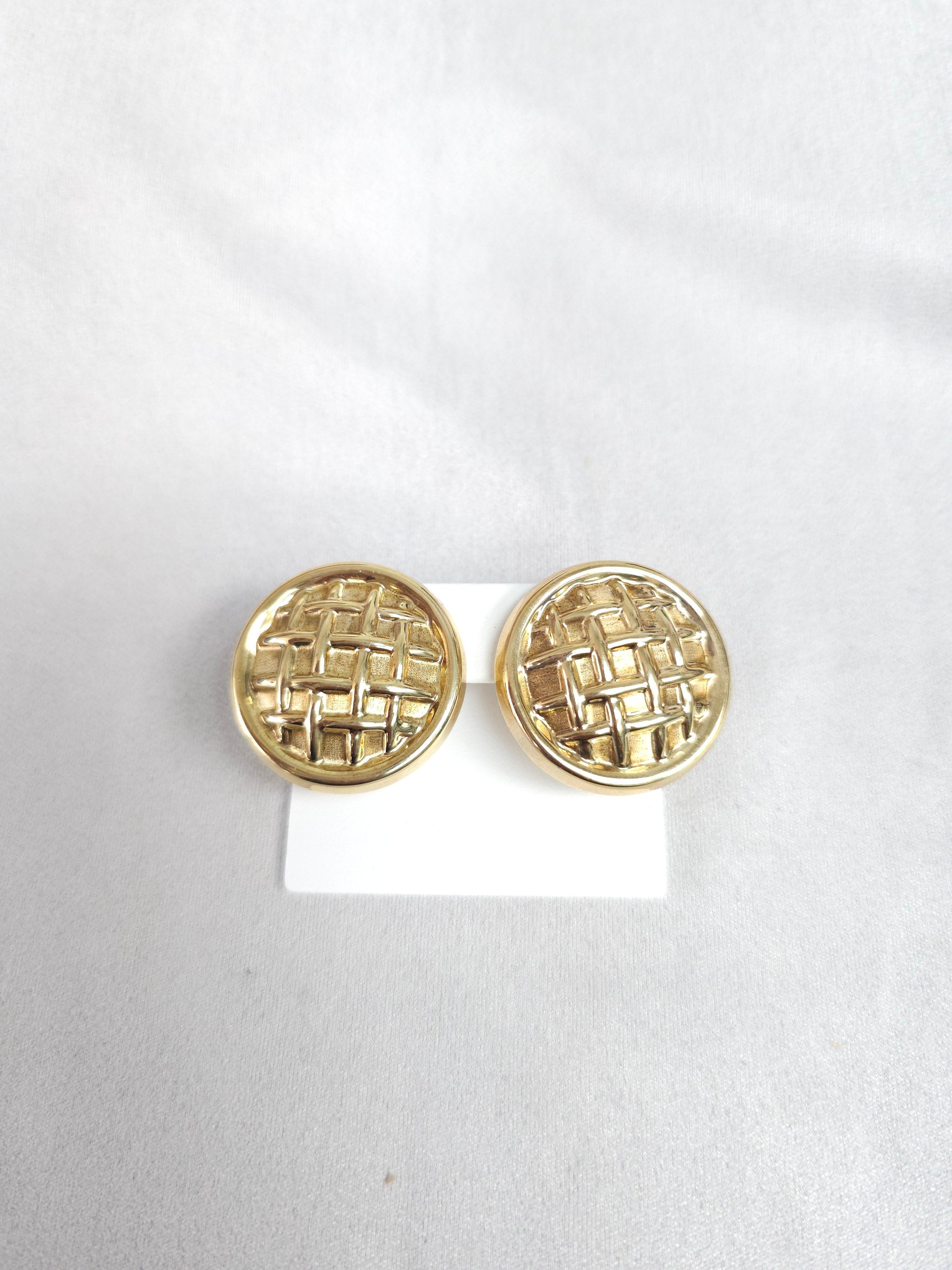 Boucles d'oreilles oméga en or jaune 14k à clip en forme de panier Unisexe en vente