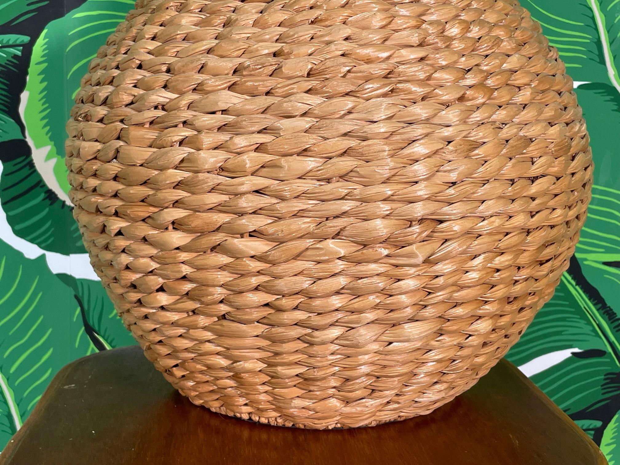 Basketweave Wicker Paper Ginger Jar Table Lamp In Good Condition For Sale In Jacksonville, FL
