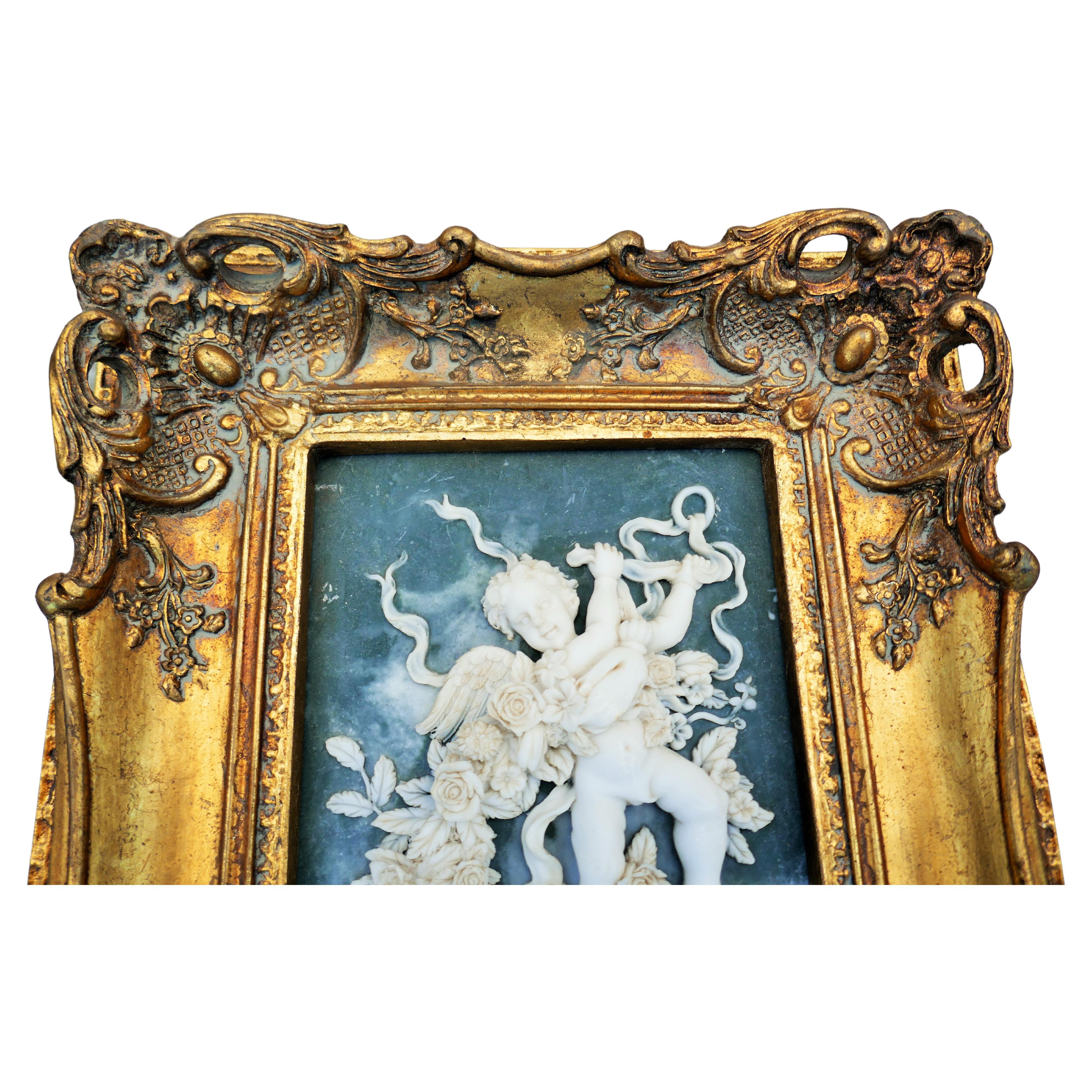 Belle reproduction de putti à la poudre de marbre pressée avec cadre en bois.
Impossible de donner une année de production.
Bon état.
Merci de votre attention   