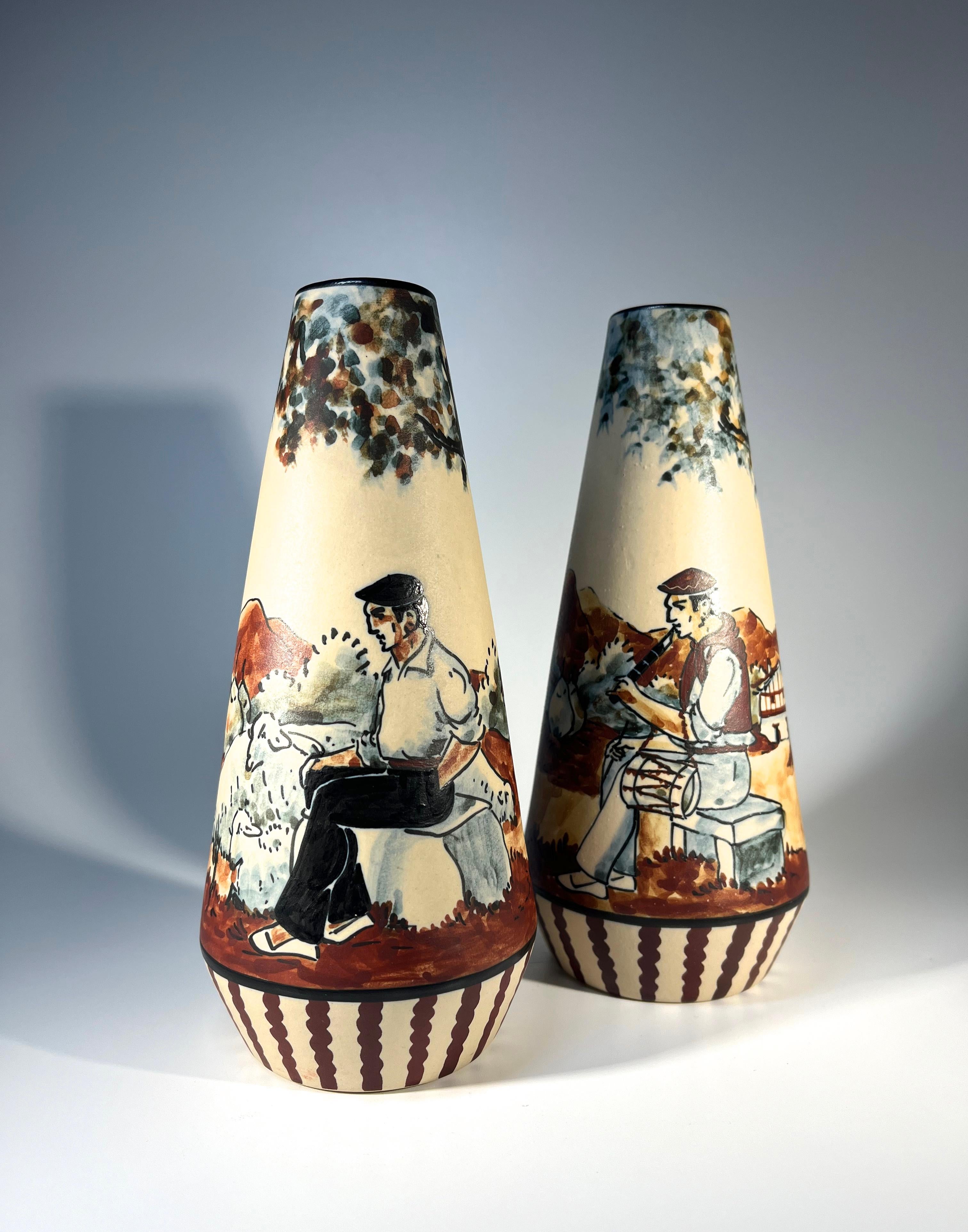 Mid-Century Modern Paire de vases avec musicien et berger basque, Anne-Marie Grillard, Ciboure, France en vente