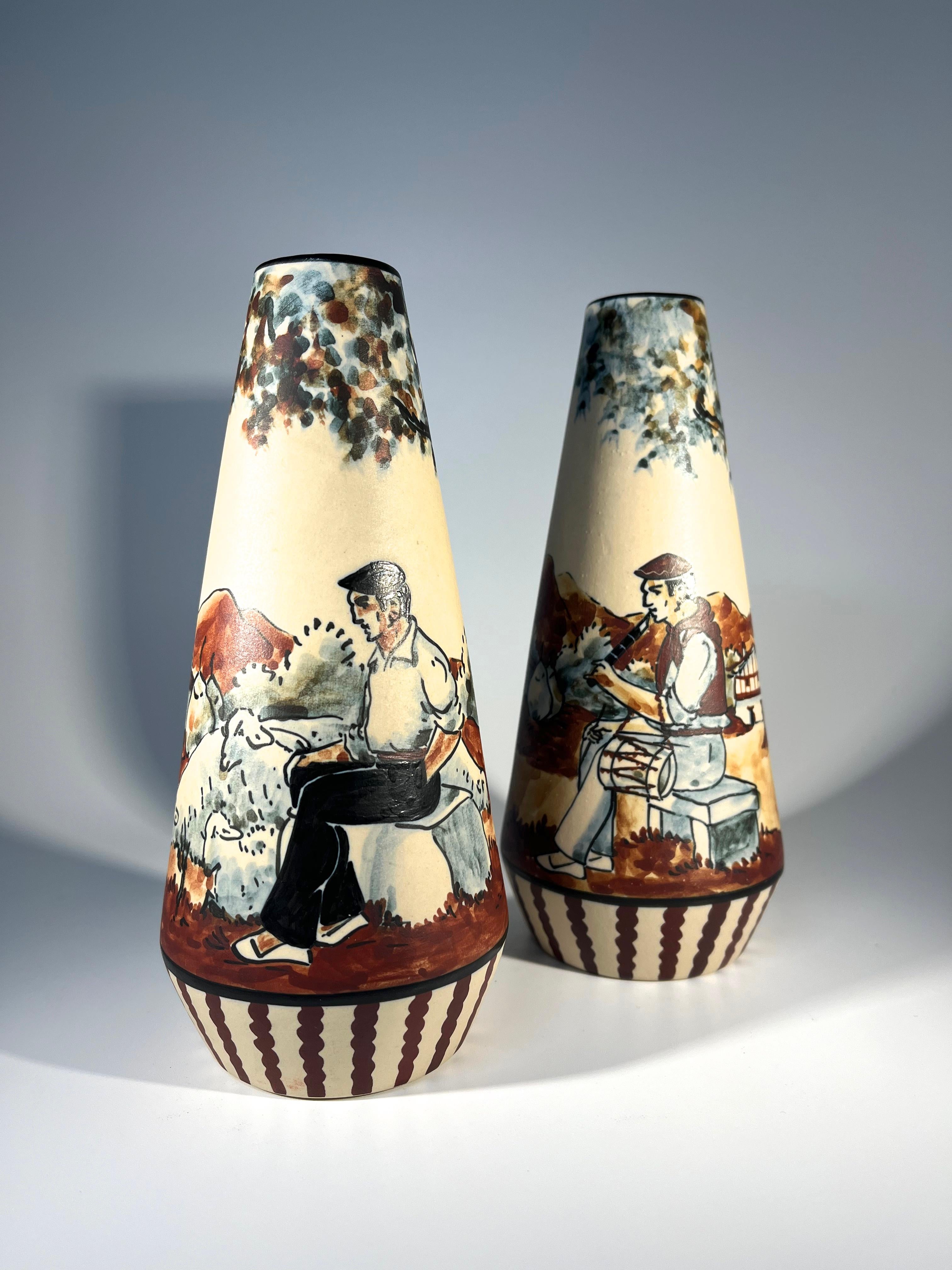 Paire de vases avec musicien et berger basque, Anne-Marie Grillard, Ciboure, France Excellent état - En vente à Rothley, Leicestershire