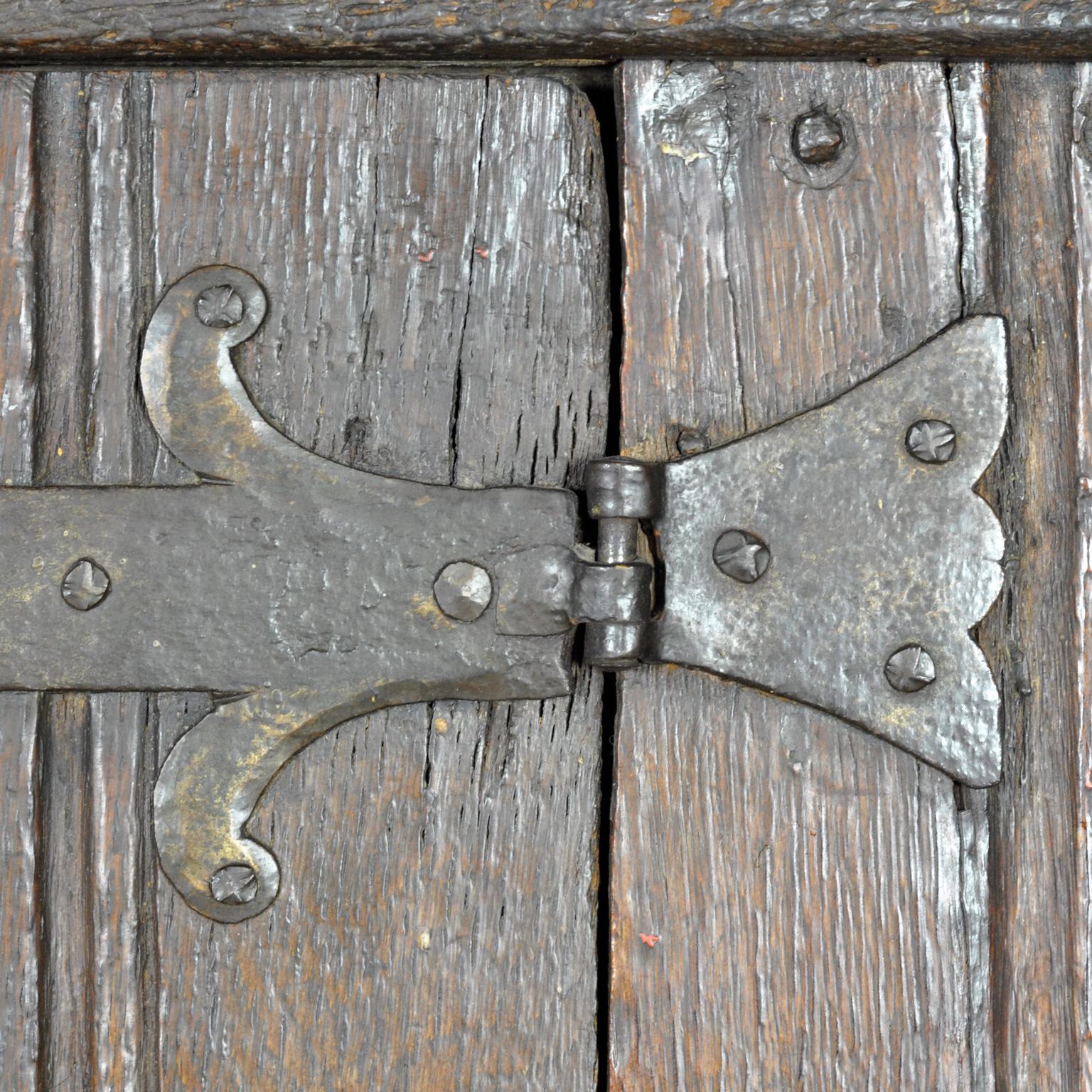Basque Oak Storage Cabinet, 17th Century en venta 3
