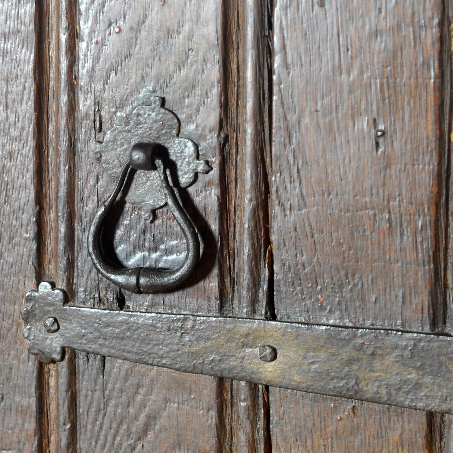 Basque Oak Storage Cabinet, 17th Century en venta 4