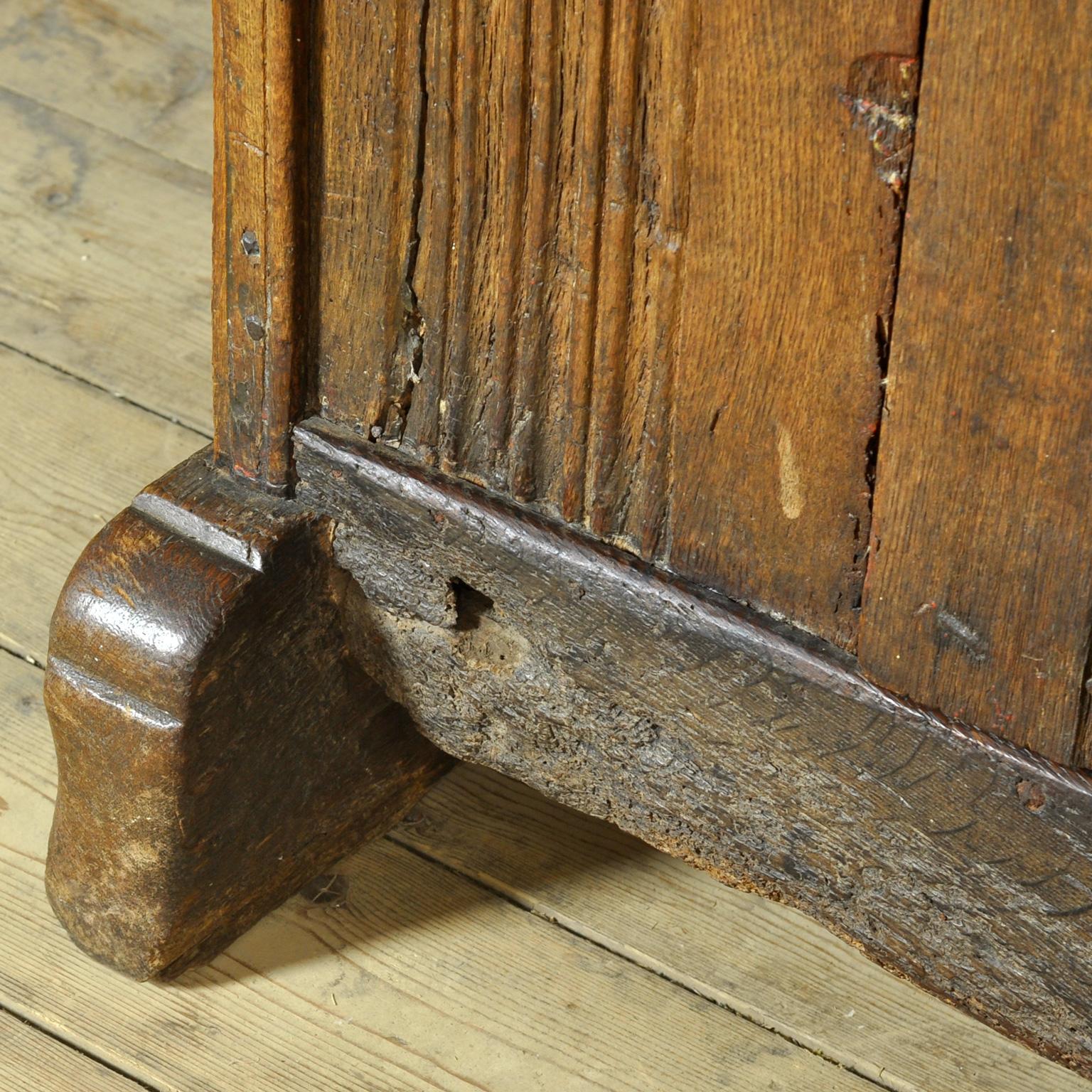 Basque Oak Storage Cabinet, 17th Century en venta 5