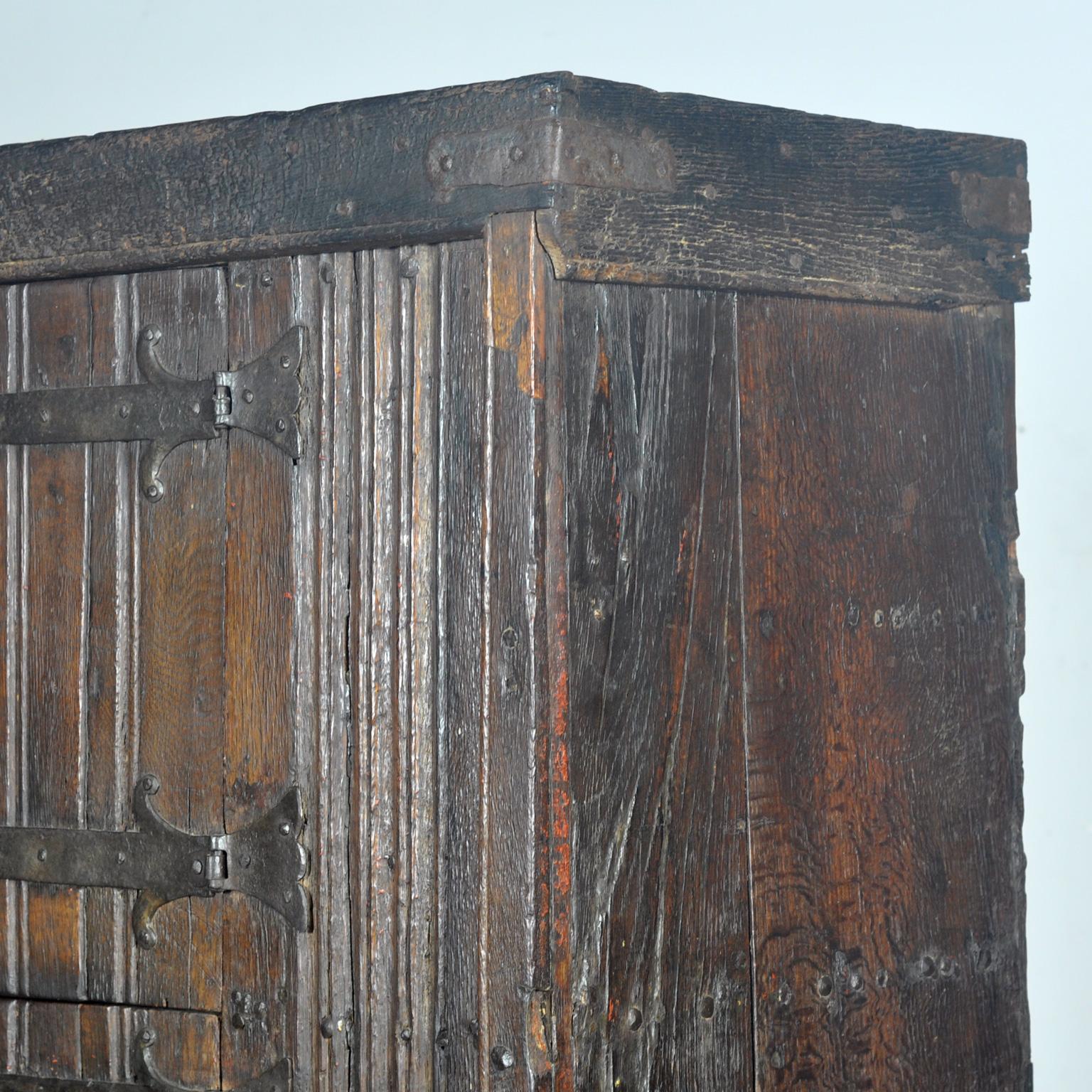 Basque Oak Storage Cabinet, 17th Century en venta 6