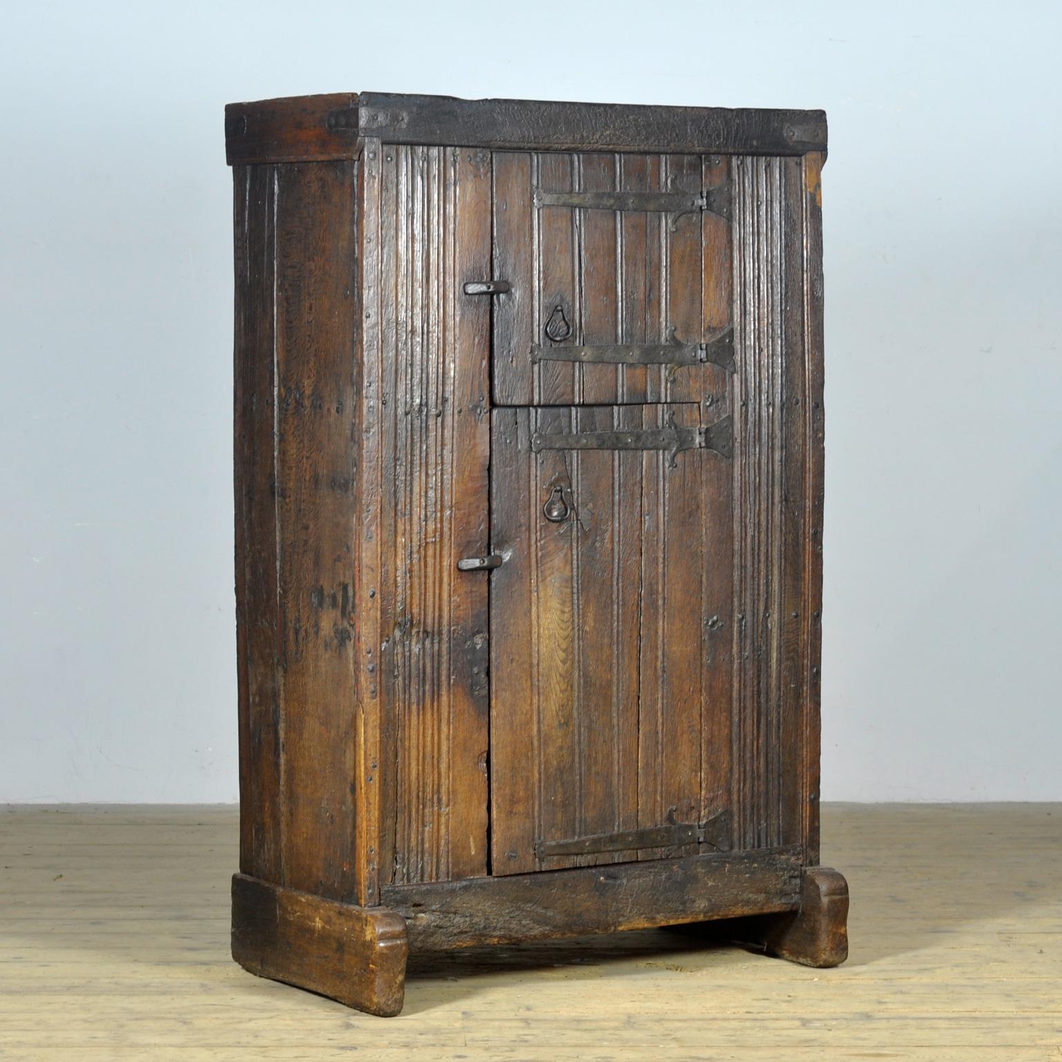 Basque Oak Storage Cabinet, 17th Century en venta 7