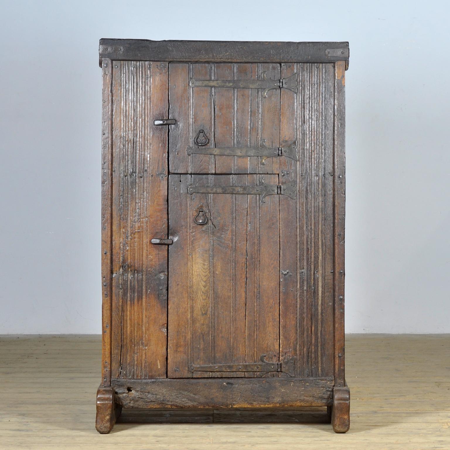 This 17th-century oak cabinet originates from the Spanish or French Pyrenees. The style is often referred to as a “Basque storage cabinet” or a similar regional, traditional piece.
The cabinet is made of thick, solid oak planks held together with