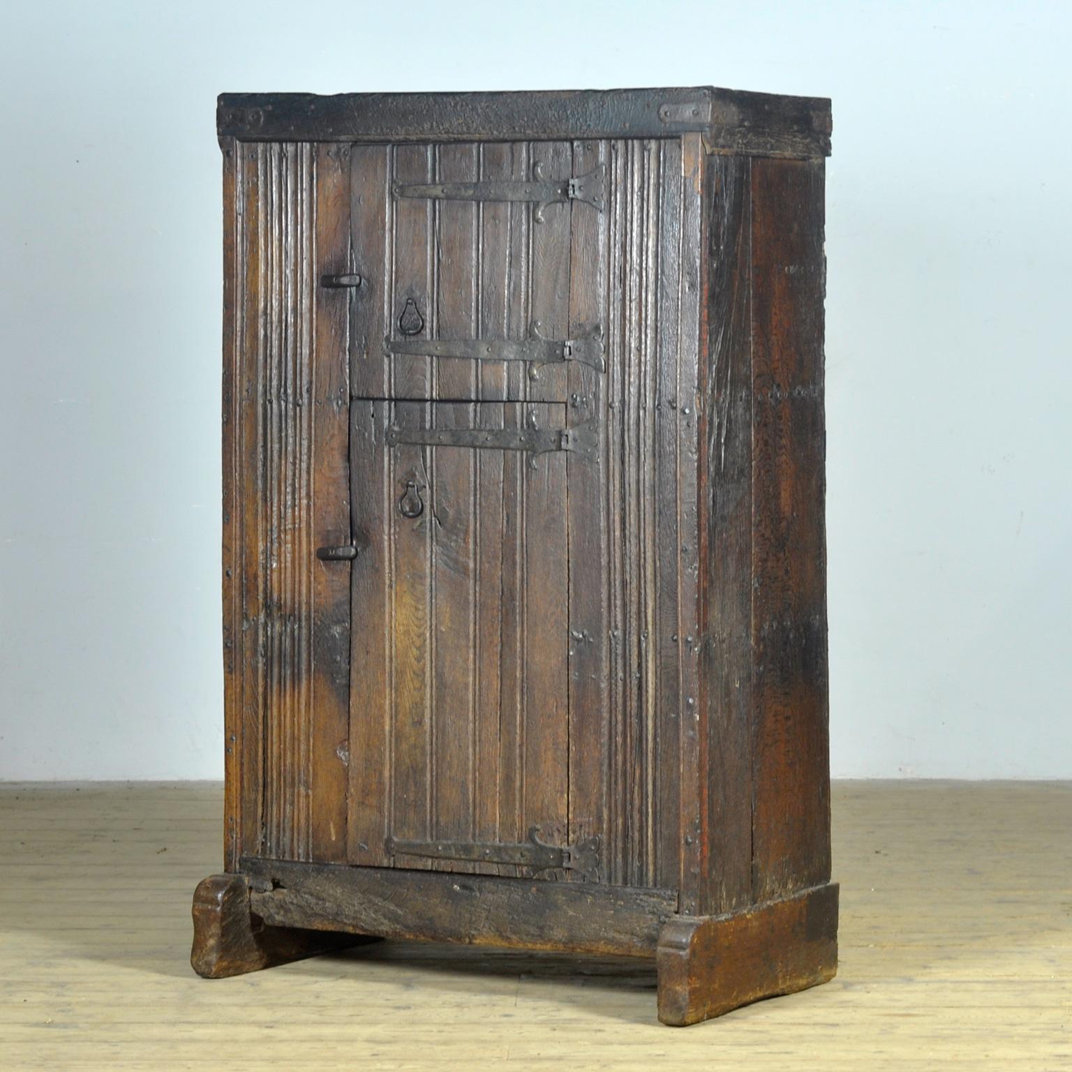 Basque Oak Storage Cabinet, 17th Century Rústico en venta