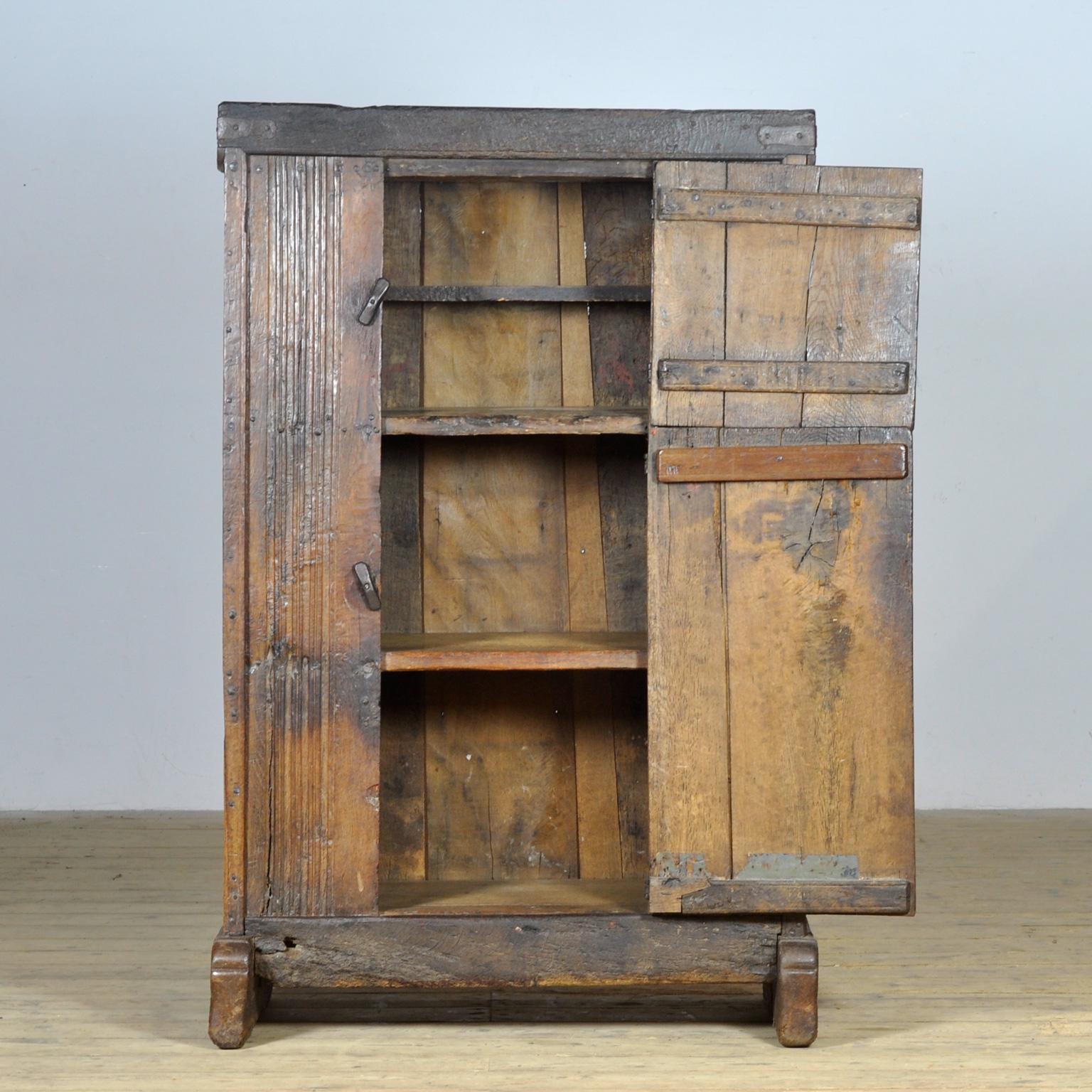 Basque Oak Storage Cabinet, 17th Century Español en venta