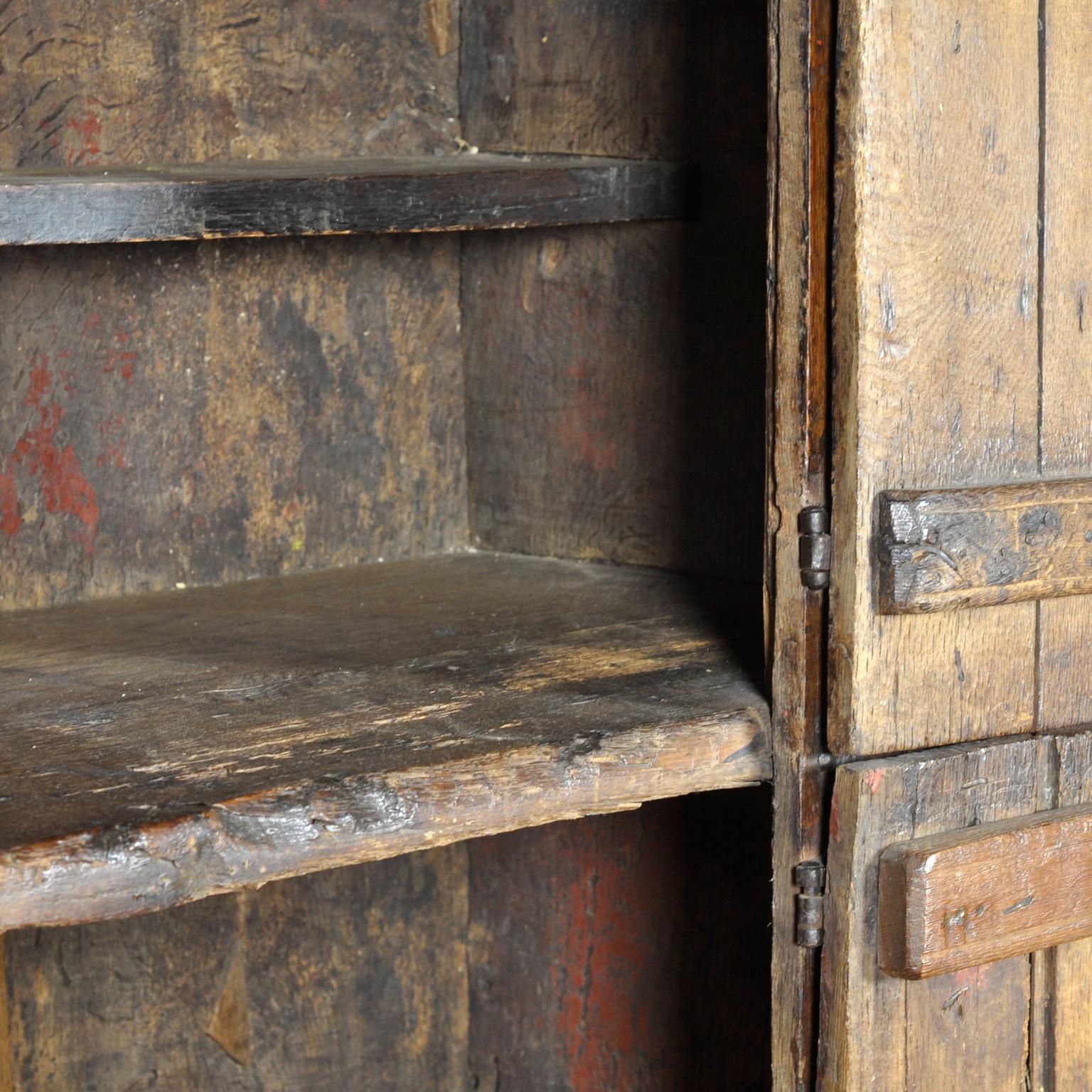 Basque Oak Storage Cabinet, 17th Century en Bueno estado para la venta en Amsterdam, Noord Holland