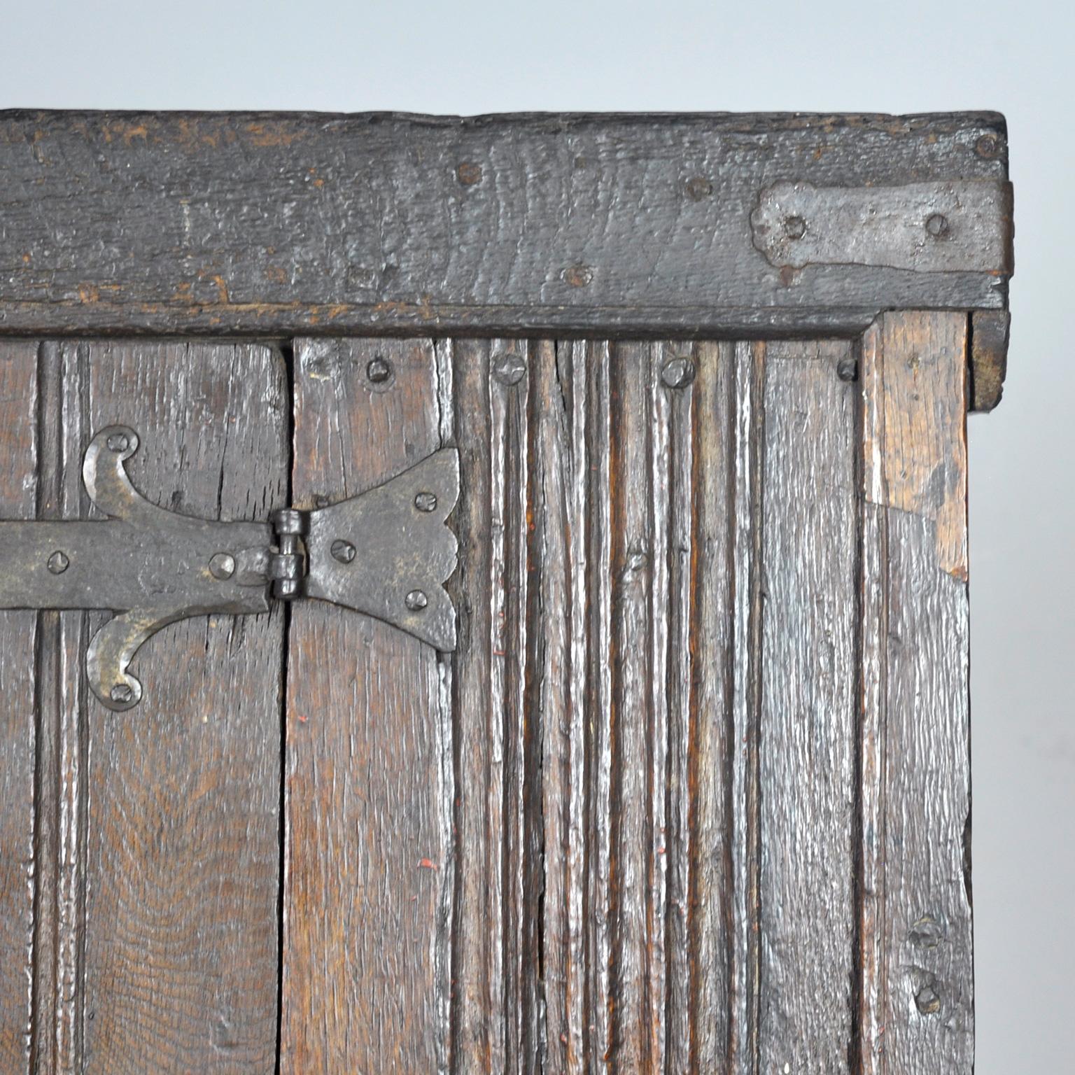 Basque Oak Storage Cabinet, 17th Century Hierro forjado en venta