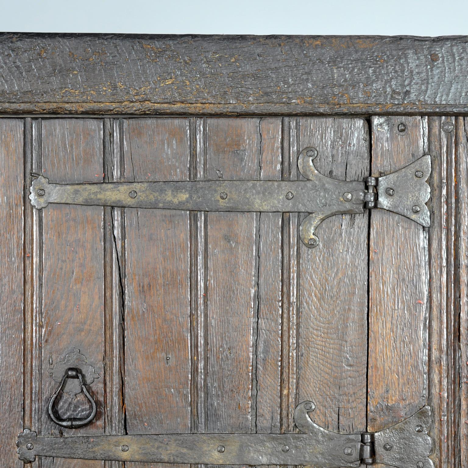 Basque Oak Storage Cabinet, 17th Century en venta 1
