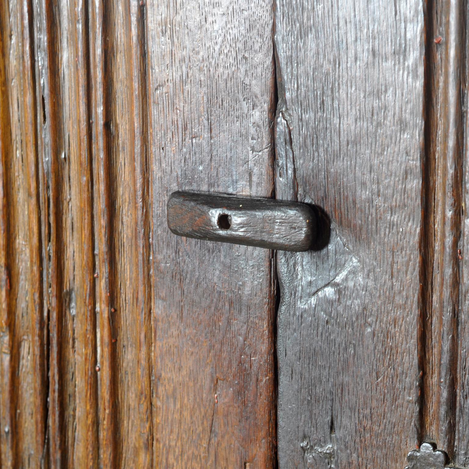 Basque Oak Storage Cabinet, 17th Century en venta 2