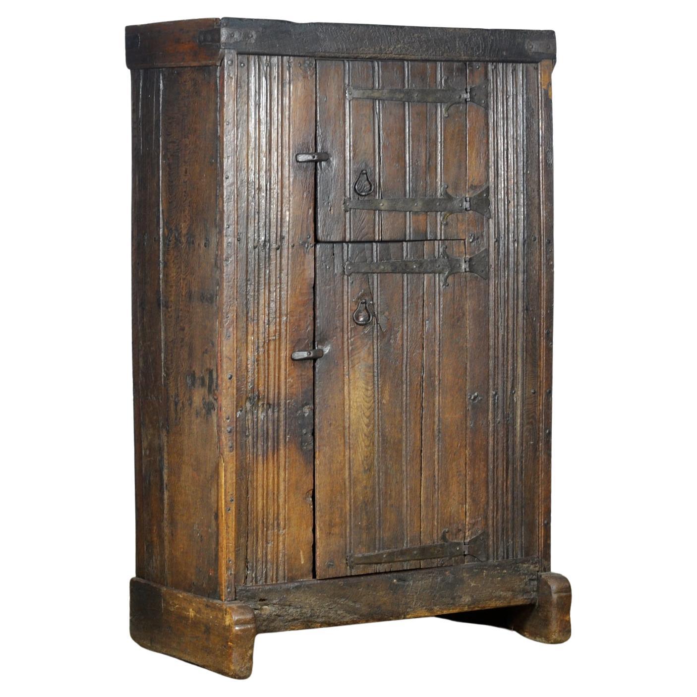 Basque Oak Storage Cabinet, 17th Century en venta