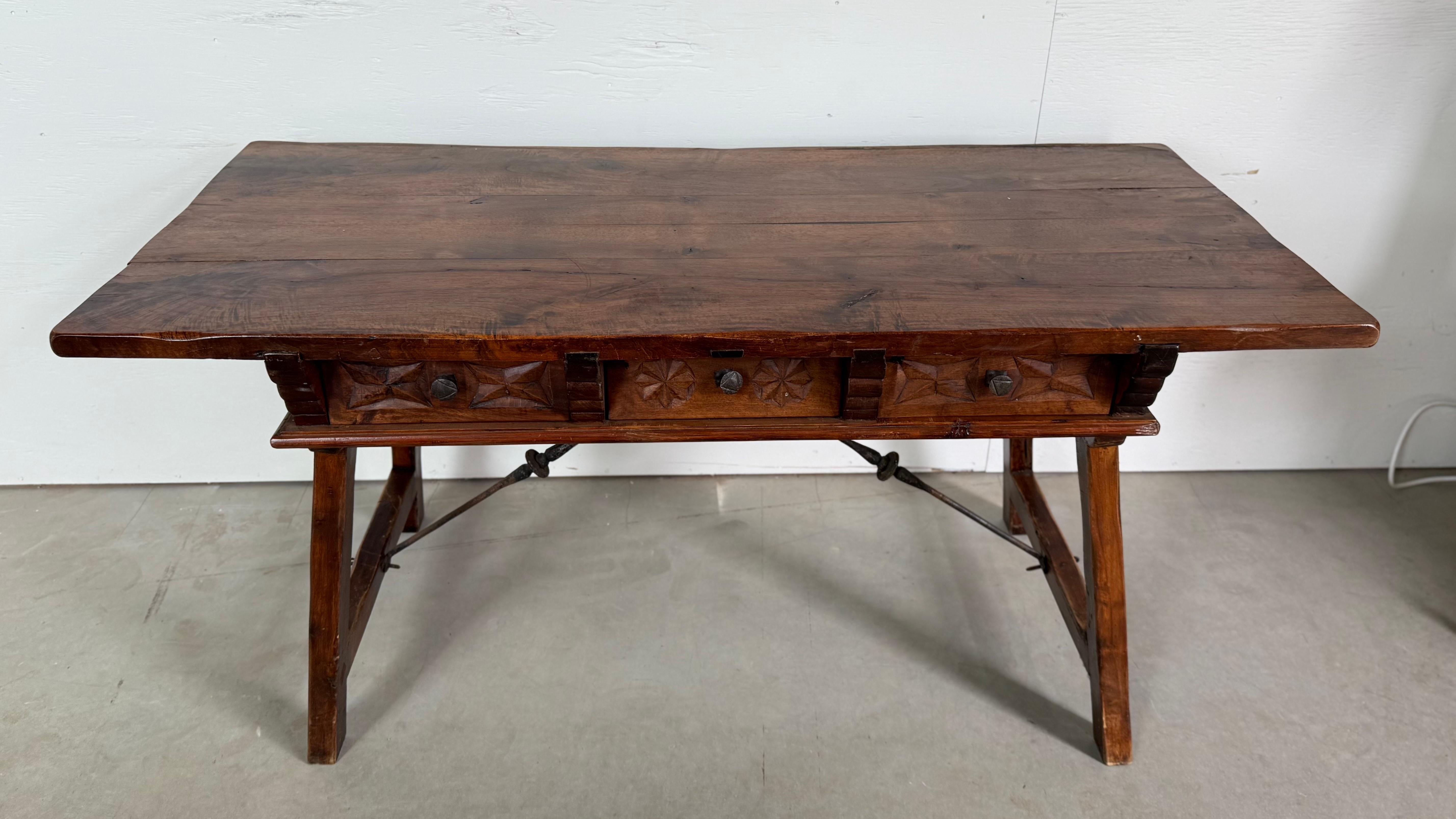 Table à tréteaux basque avec trois tiroirs sculptés à la main en vente 4