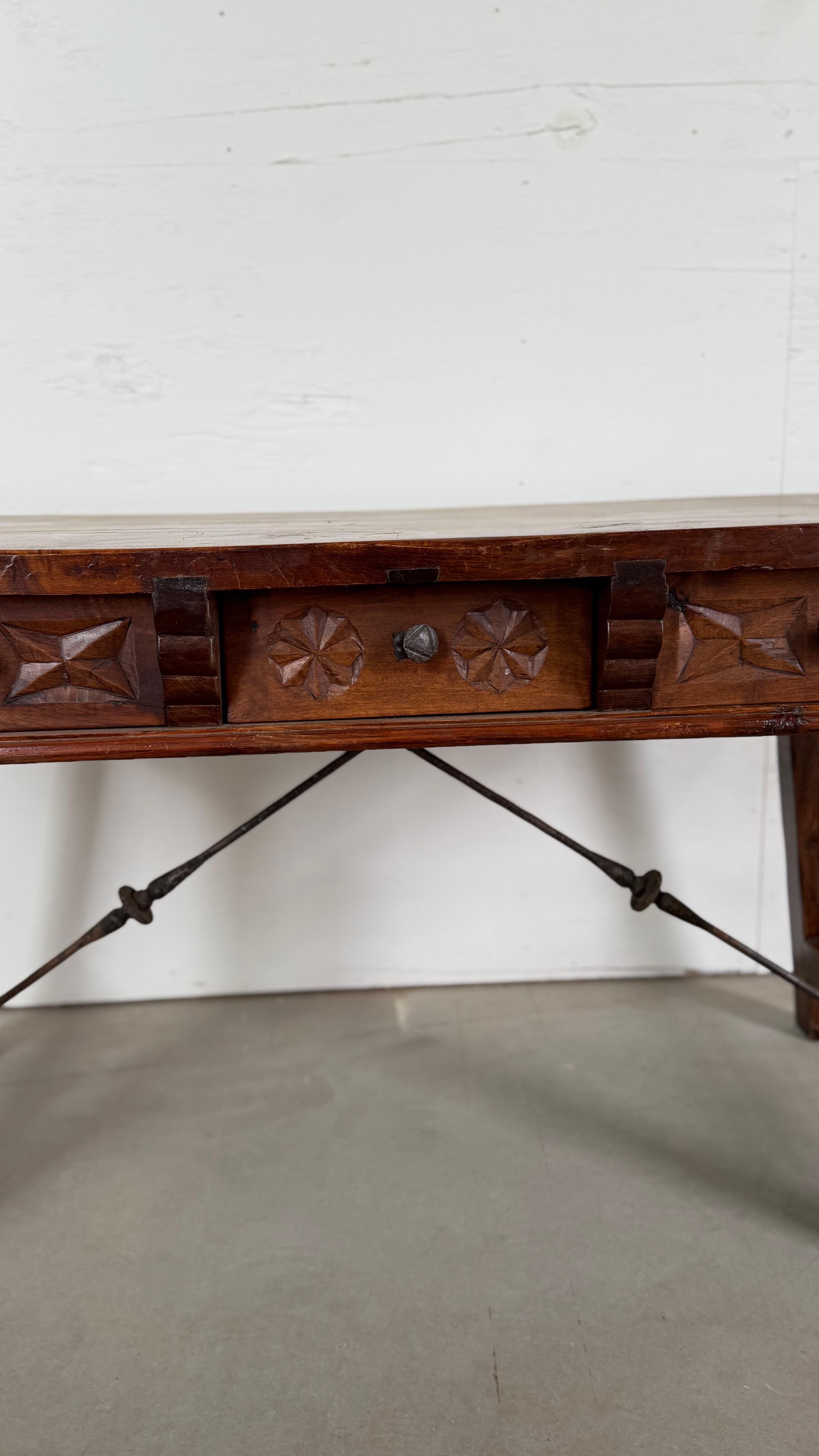 Espagnol Table à tréteaux basque avec trois tiroirs sculptés à la main en vente