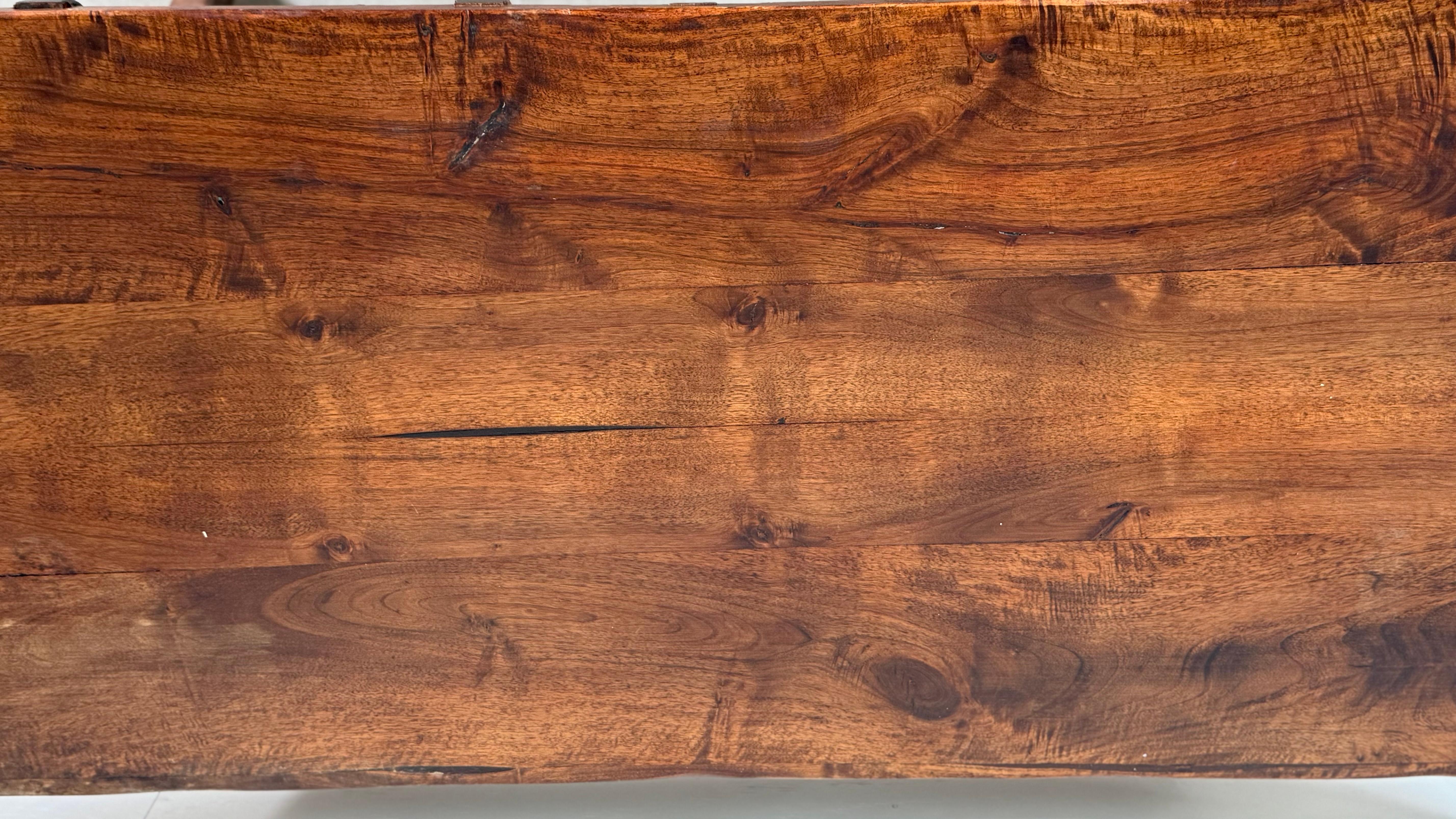 Table à tréteaux basque avec trois tiroirs sculptés à la main Bon état - En vente à Atlanta, GA