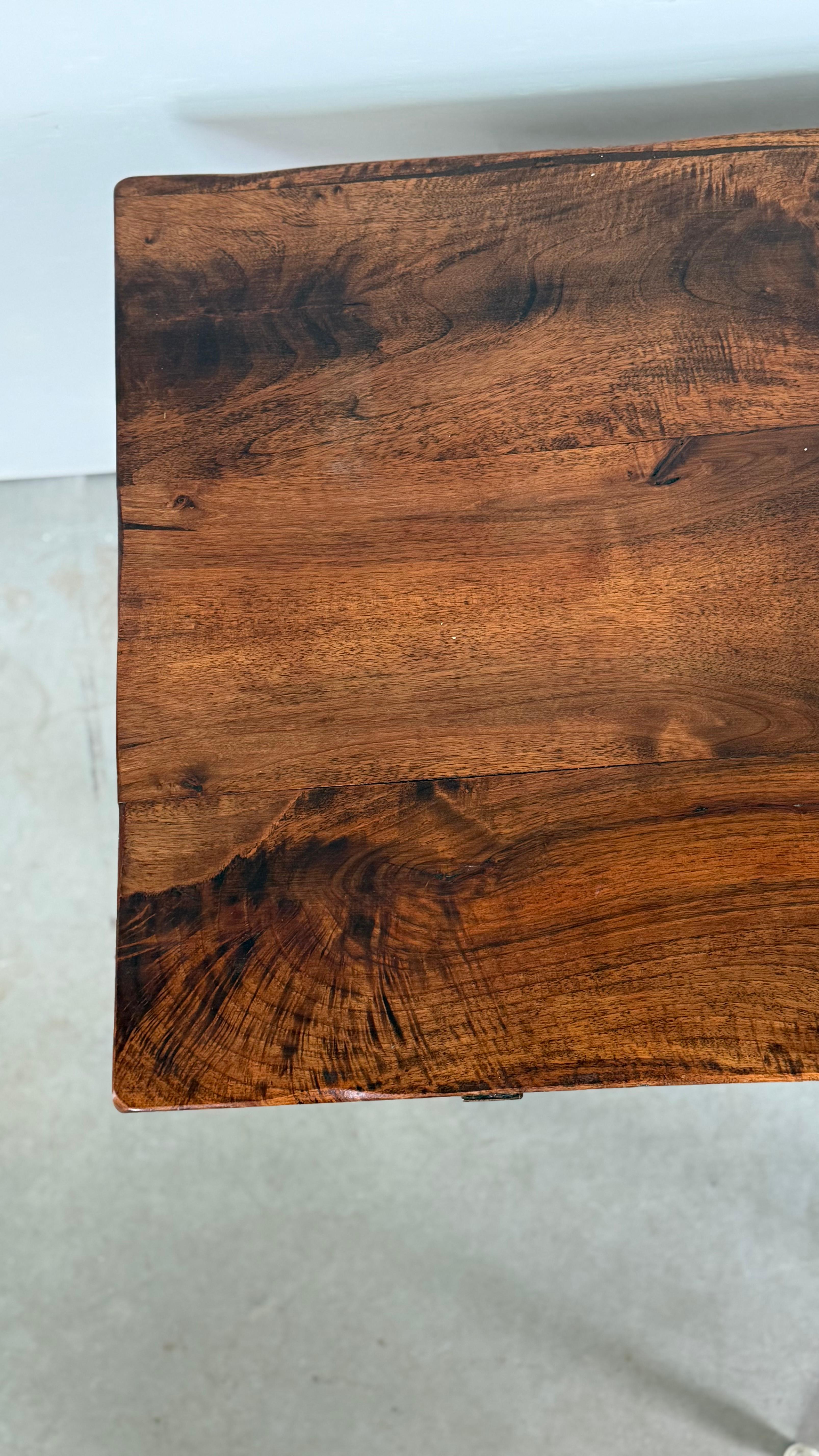 XIXe siècle Table à tréteaux basque avec trois tiroirs sculptés à la main en vente
