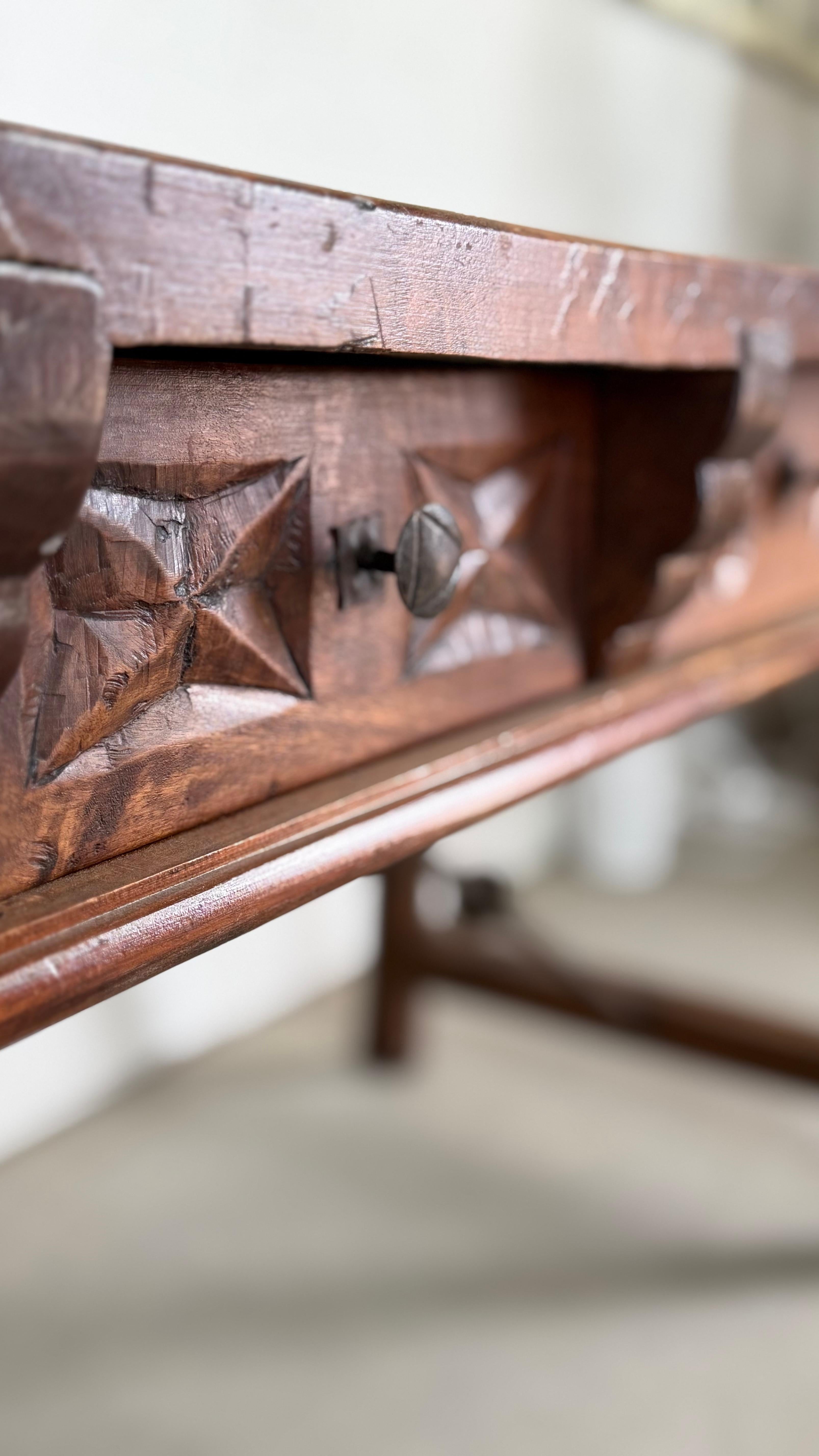Table à tréteaux basque avec trois tiroirs sculptés à la main en vente 1