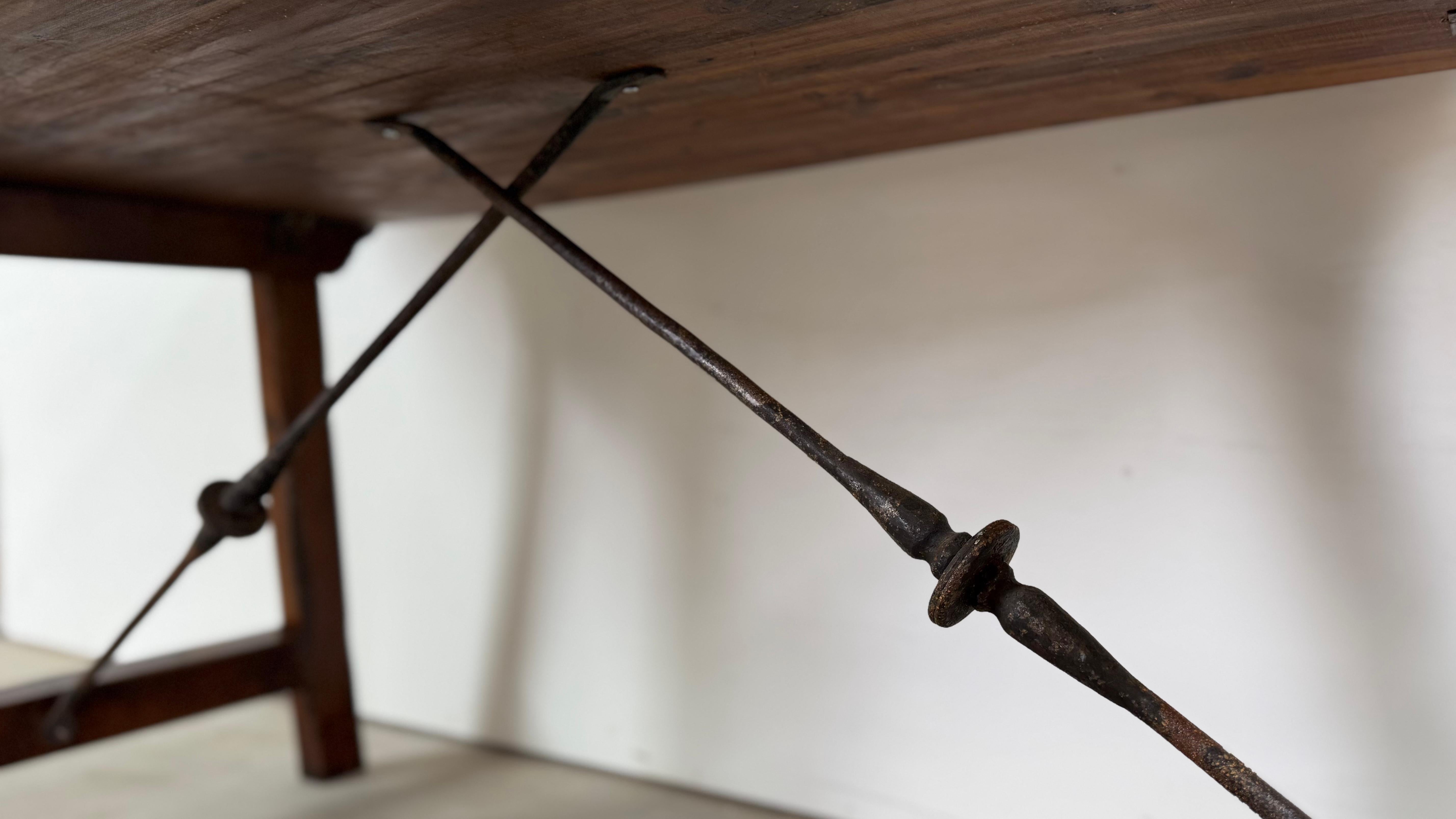 Table à tréteaux basque avec trois tiroirs sculptés à la main en vente 2