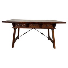 Table à tréteaux basque avec trois tiroirs sculptés à la main