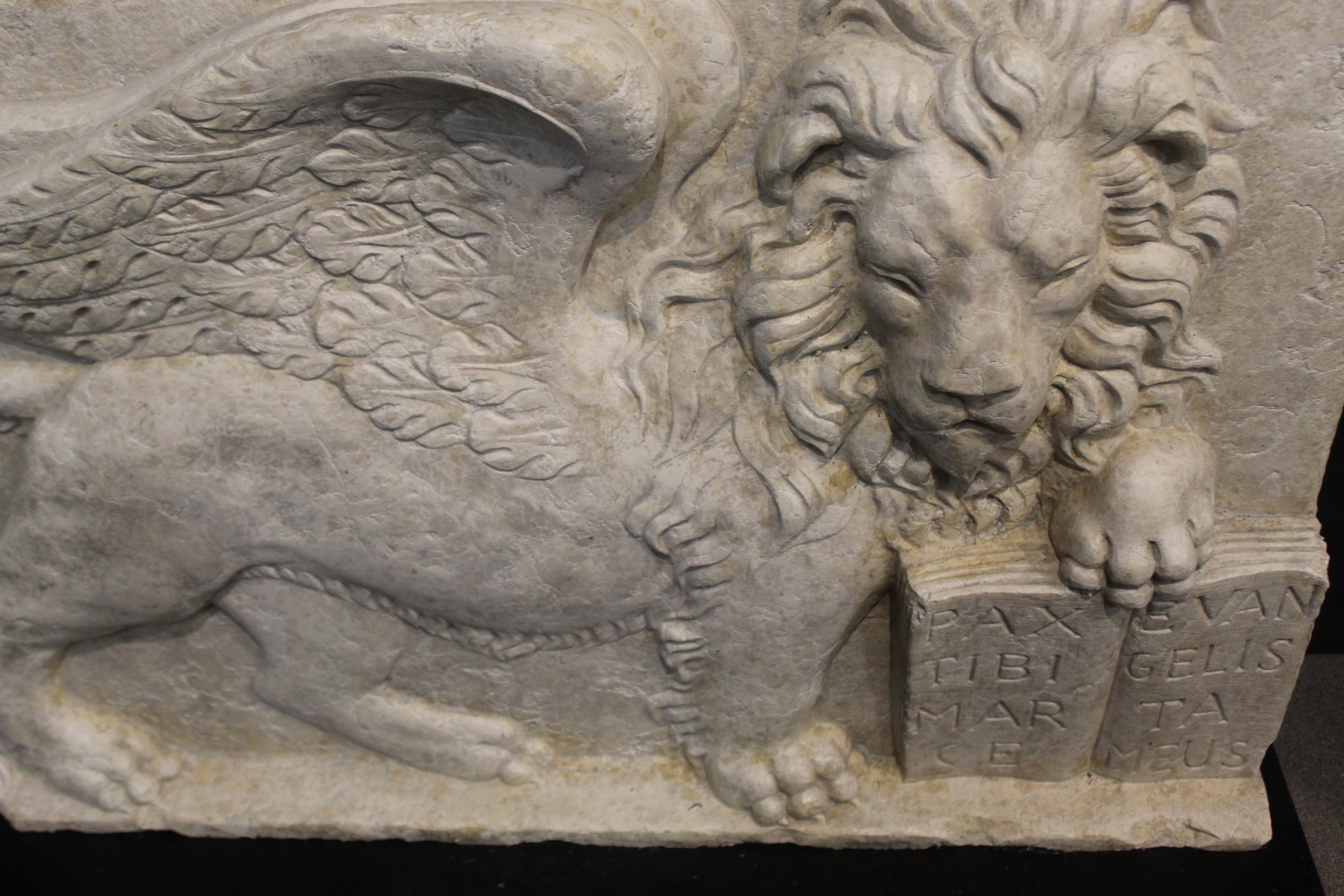 Basrelief-Löwe des Heiligen Markus aus Carrara-Marmor. ZUSÄTZLICHE FOTOS, INFORMATIONEN ÜBER DAS LOS UND VERSANDINFORMATIONEN KÖNNEN PER E-MAIL ANGEFORDERT WERDEN.

Tags: Bassorilievo Leone di San Marco. Bajorrelieve León de San Marcos. Basrelief