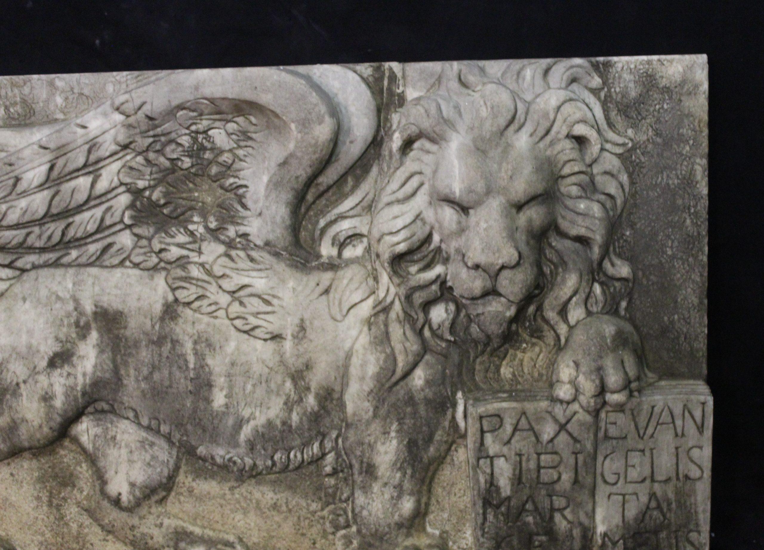 Marmo Basso rilievo Leone di San Marco in vendita