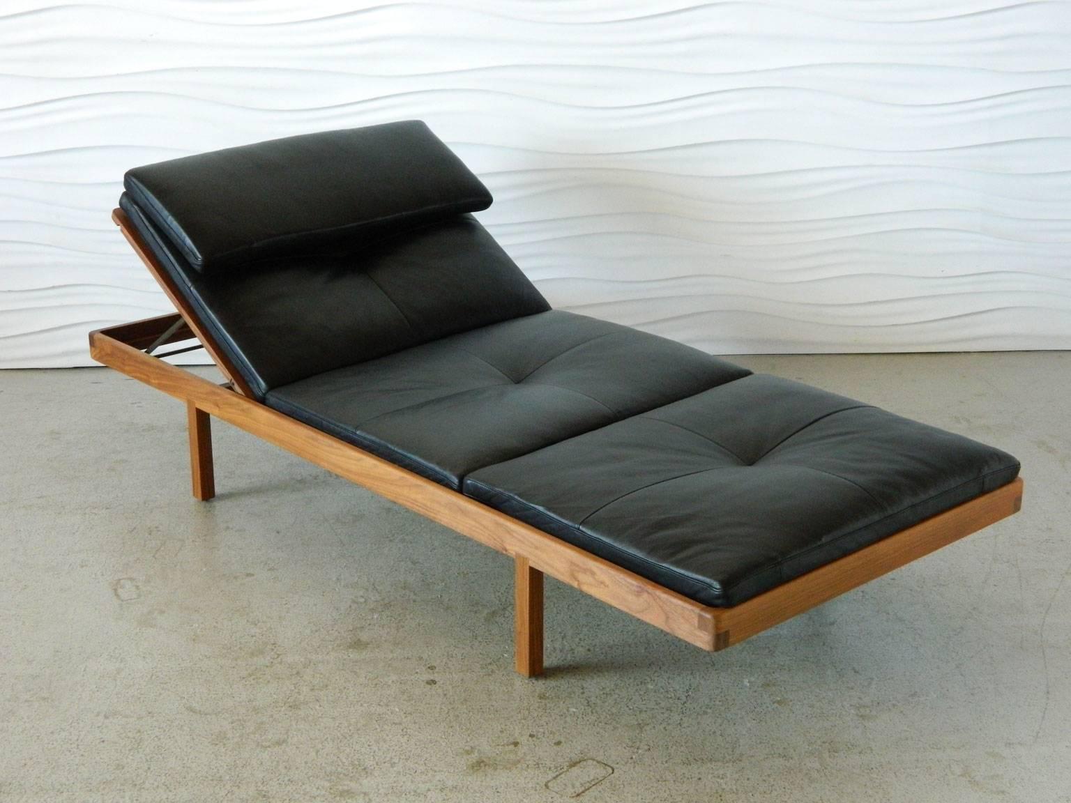 Minimaliste Méridienne Bassam-Fellows CB-41 en noyer massif et cuir