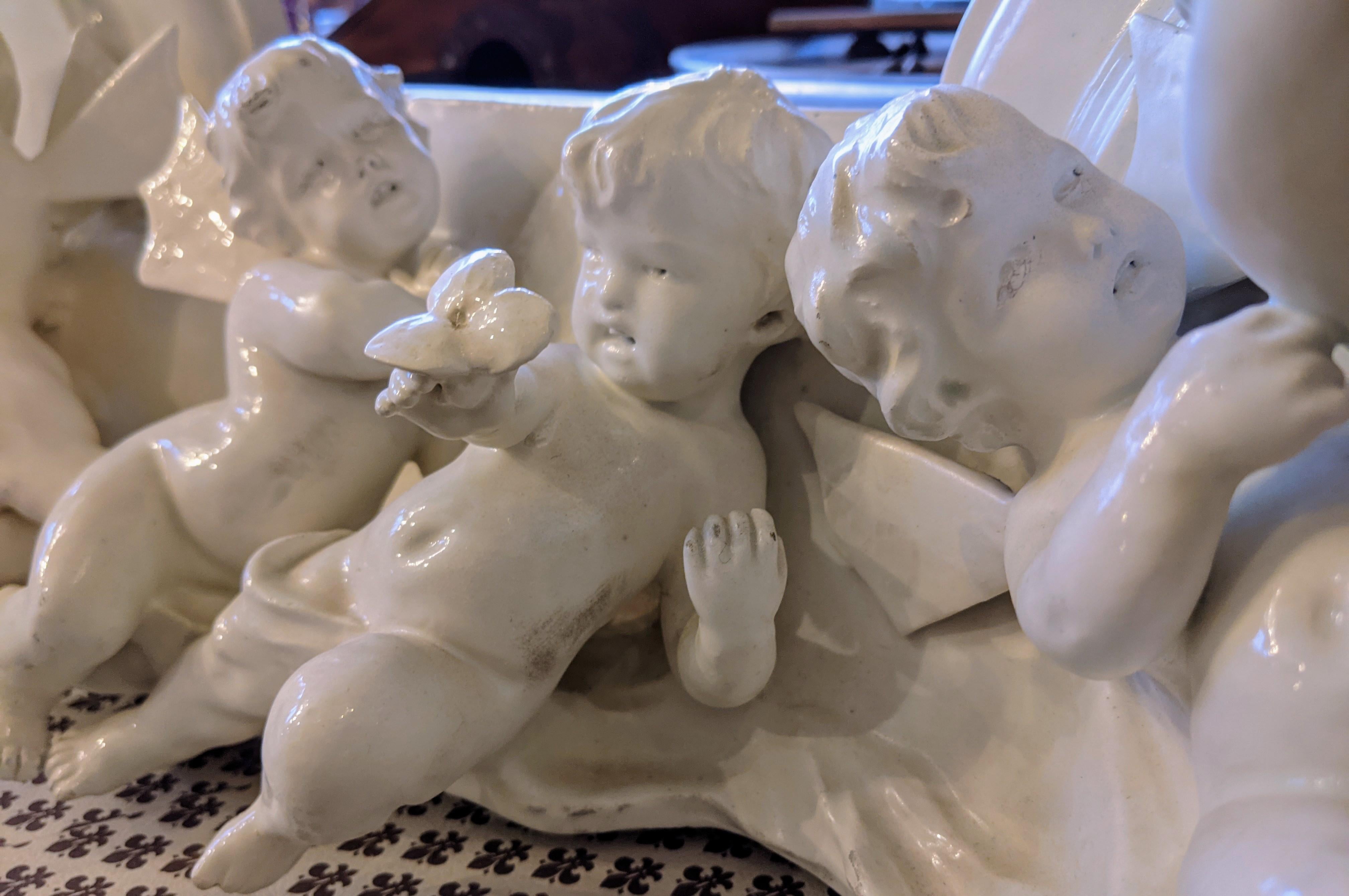 Elegant Bassano ceramic shelf with refined cherubs, in perfect condition. 1860, Italy.