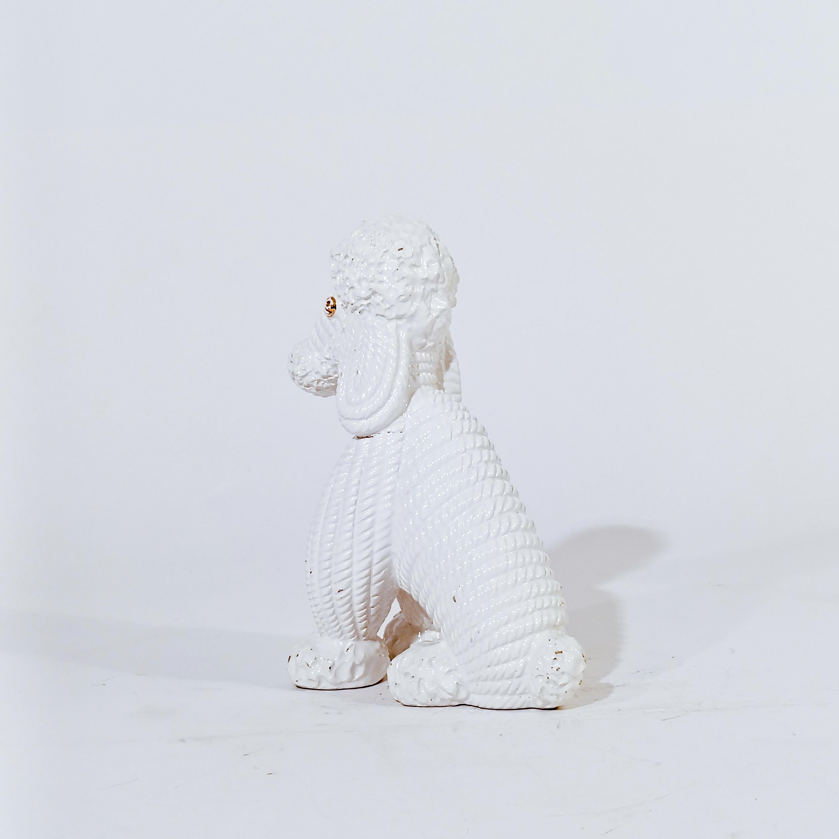 Figura di barboncino in ceramica da Bassano, Italia, anni '80. Ceramica smaltata di colore bianco con dettagli dorati. Un pezzo assolutamente senza tempo. Molto simile allo stile delle creazioni ceramiche spagnole di Manises, Hispania e