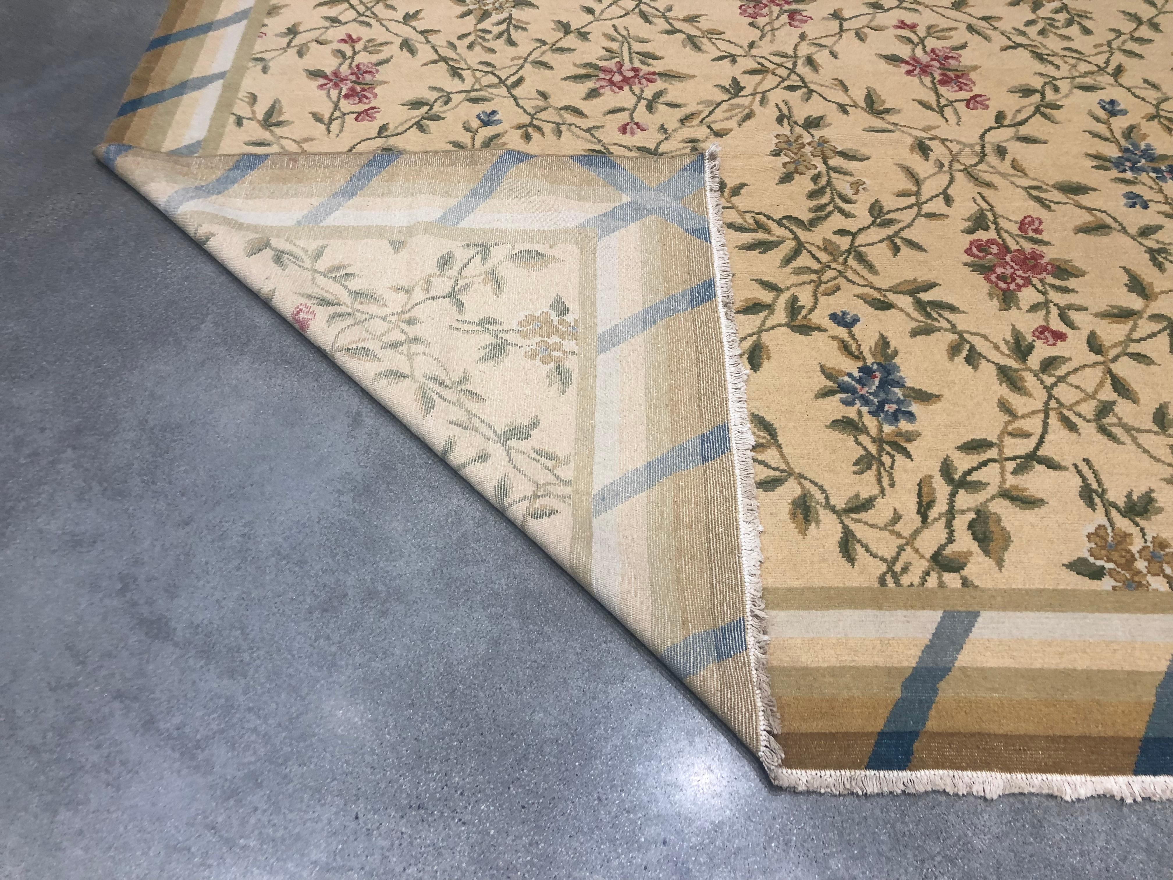 Bei diesem handgefertigten Teppich aus Bassarabien trifft Moderne auf Tradition. In der Mitte ist ein traditioneller Blumendruck mit blauen, roten und goldenen Sprenkeln auf einem goldenen Feld zu sehen; an den Rändern kühle blaue Linien, die