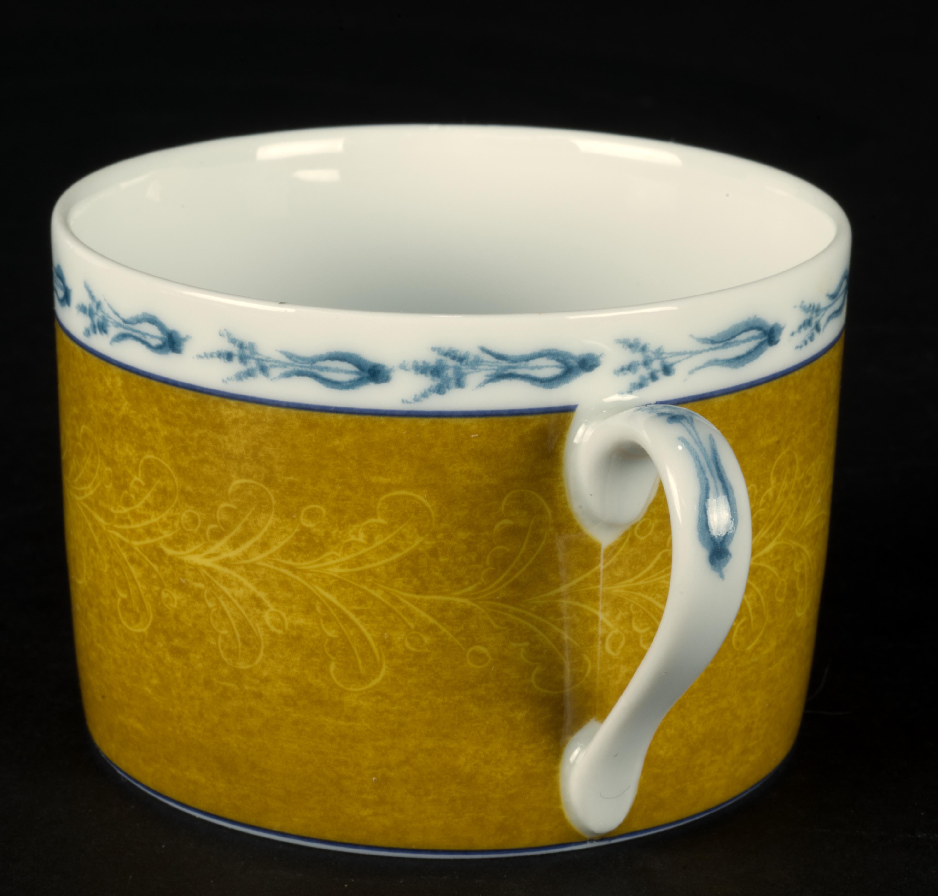 Français Ensemble de tasses et 2 soucoupes Basse Cour de Pierre Frey, porcelaine de Limoges en vente