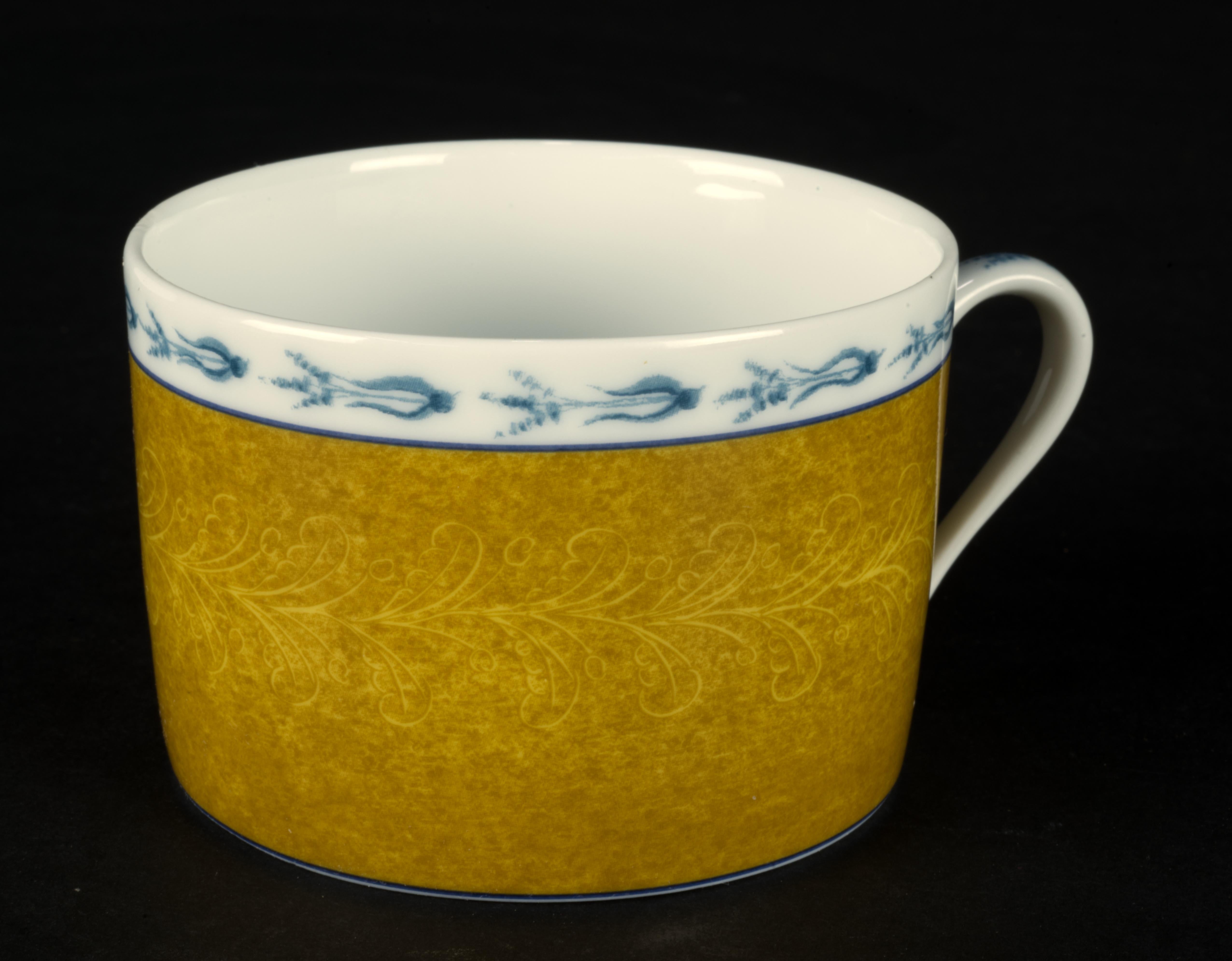 Ensemble de tasses et 2 soucoupes Basse Cour de Pierre Frey, porcelaine de Limoges en vente 1