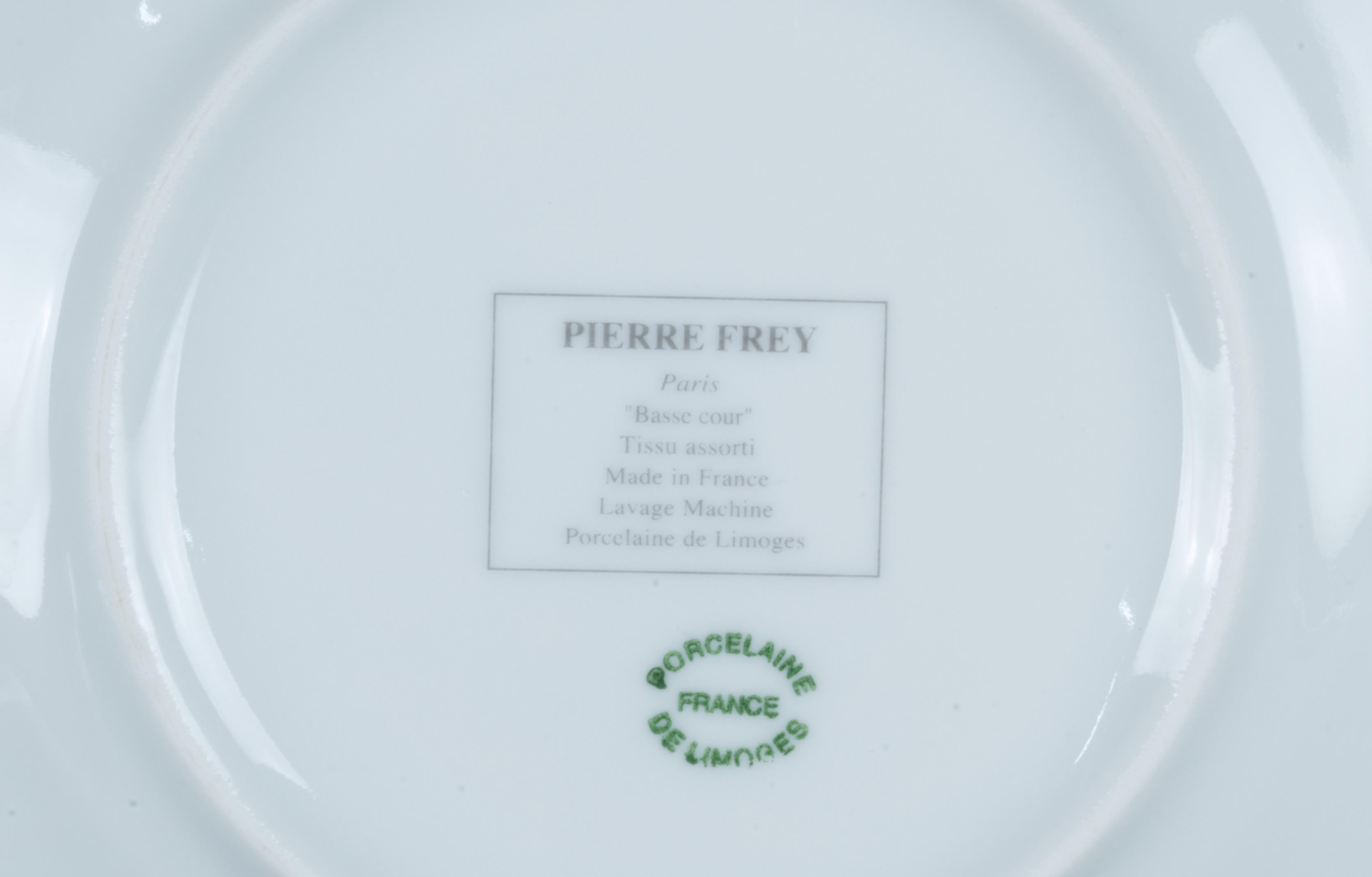 Ensemble de tasses et 2 soucoupes Basse Cour de Pierre Frey, porcelaine de Limoges en vente 2