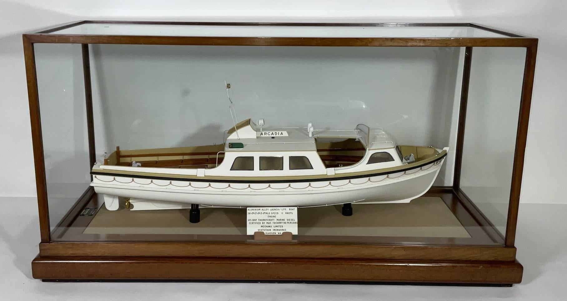 Bellissimo modello di costruzione della nave da lancio Arcadia dell'inglese Basset Lowke Limited. Questa nave altamente dettagliata mostra la chiesuola, la valvola a farfalla, la ruota della nave, gli strumenti, le lanterne, le lanterne di babordo e