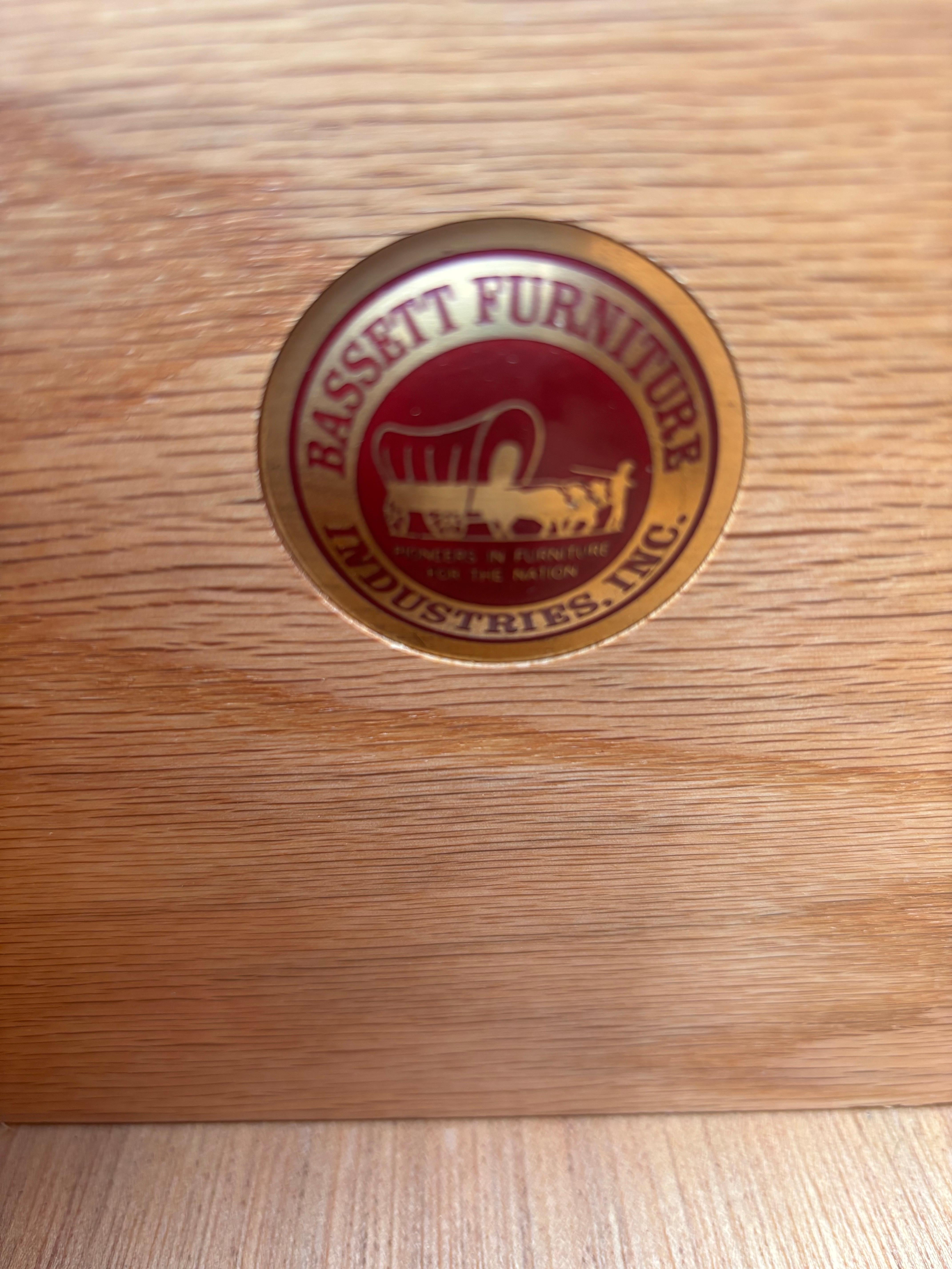 Comò Bassett a 5 cassetti in noce in vendita 3