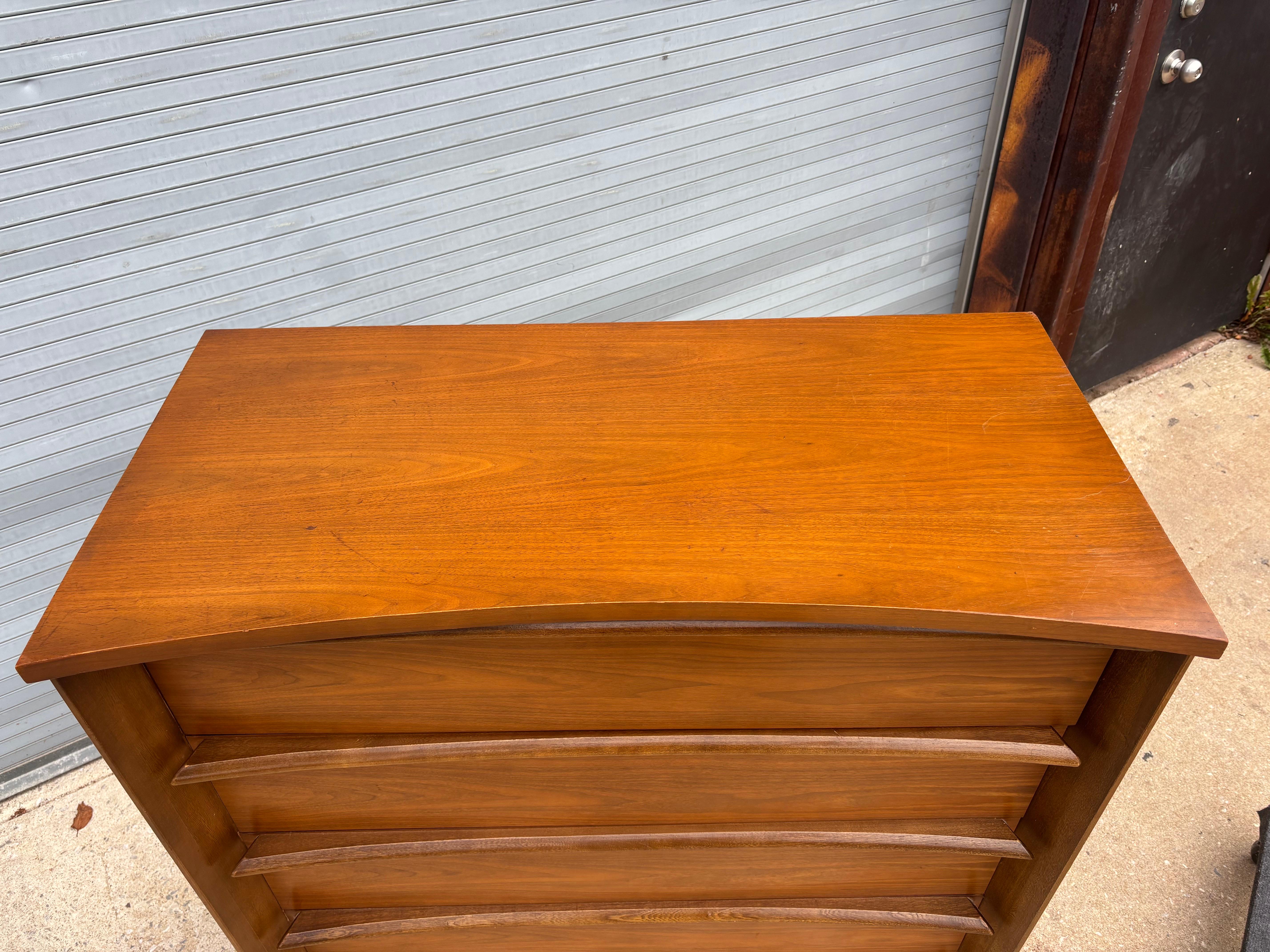 Mid-Century moderno Comò Bassett a 5 cassetti in noce in vendita