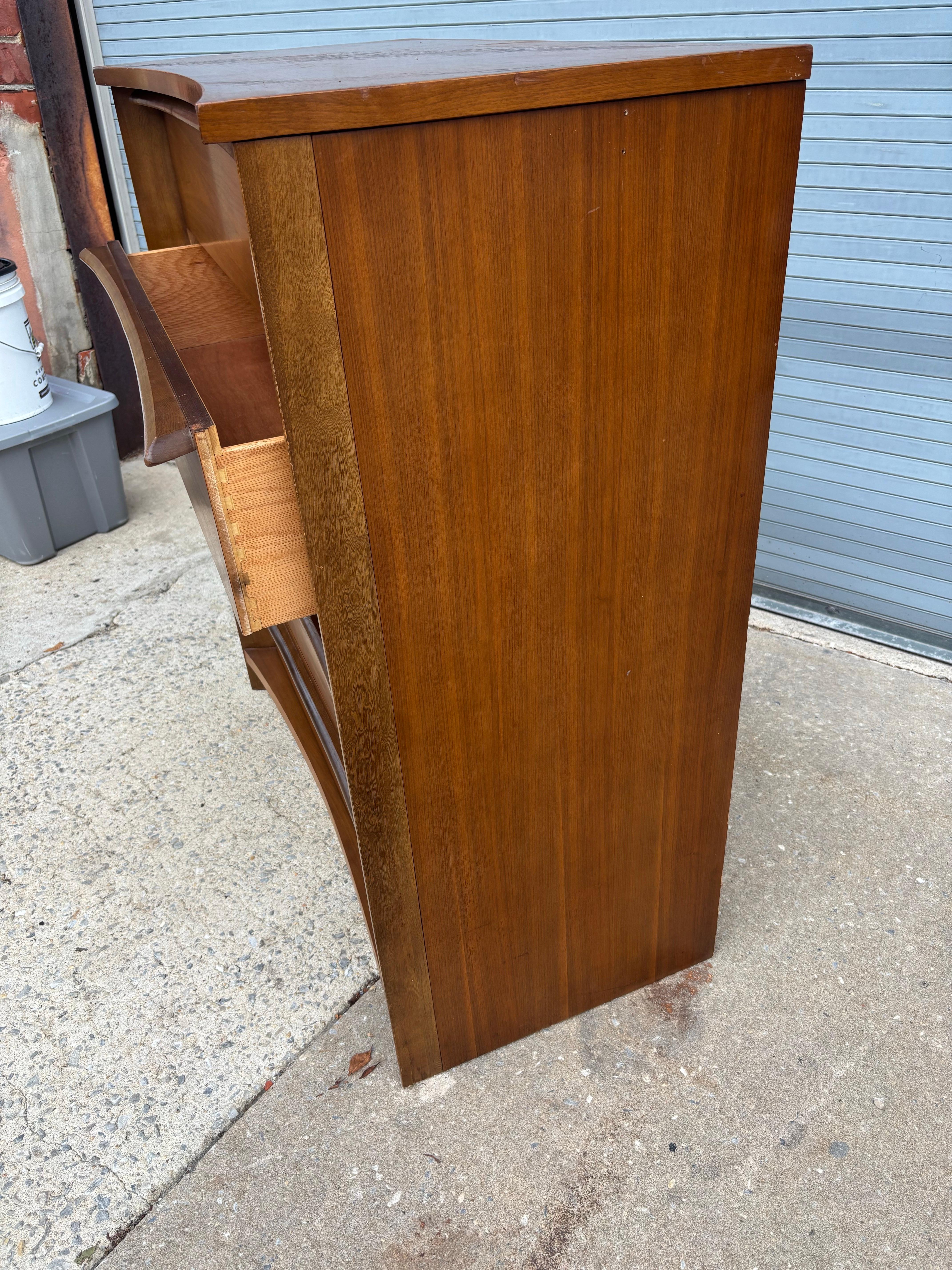 Americano Comò Bassett a 5 cassetti in noce in vendita